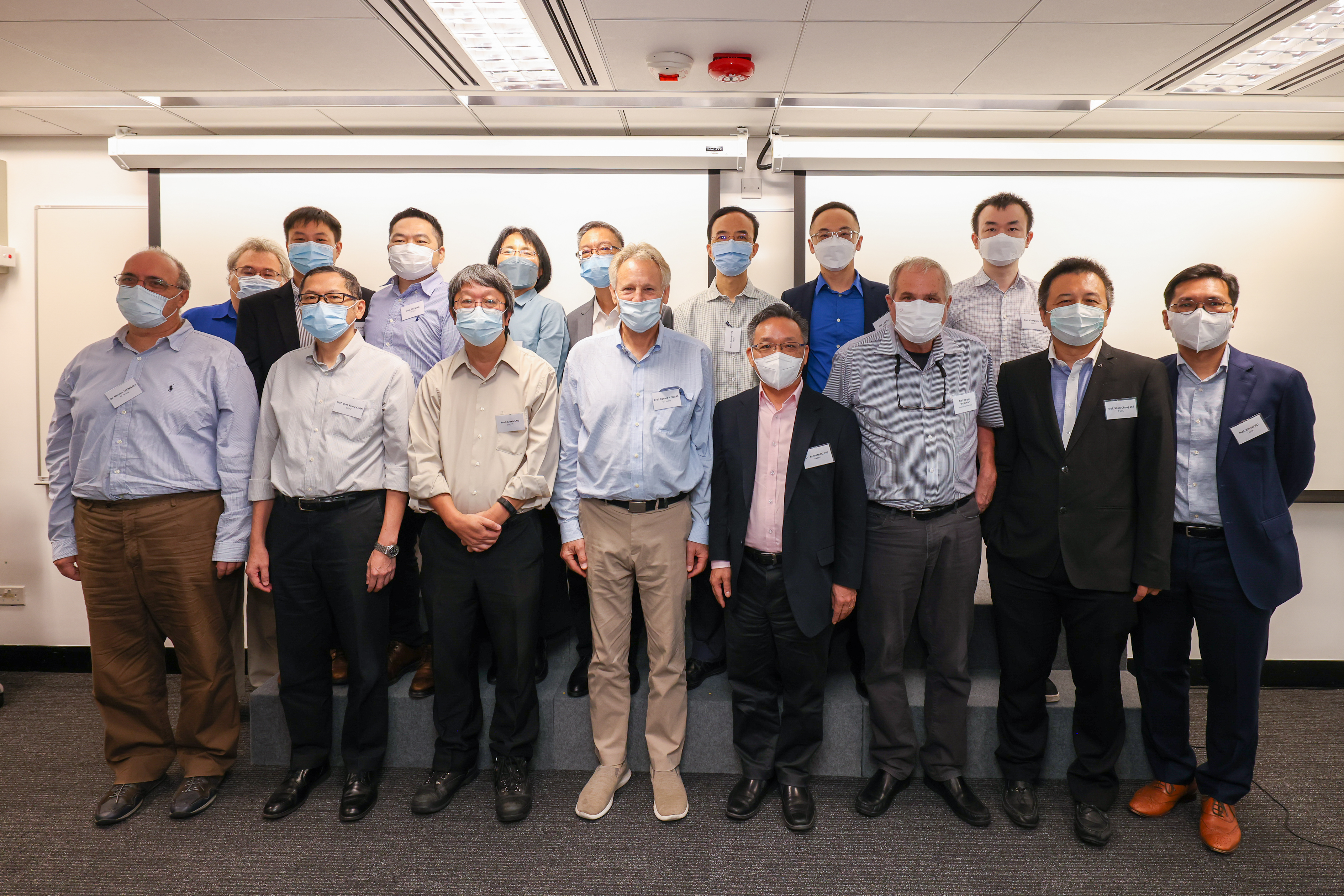 Research team members of the joint Government and academia study including Dr. Kenneth LEUNG Kai-Ming, HKEPD’s Principal Environmental Protection Officer (Air Science) (front row, right 4); Prof. Alexis Lau, Director of HKUST Institute for the Environment (front row, left 3); Prof. Donald R. Blake, Distinguished Professor of the University of California Irvine (front row, left 4); and Prof. Douglas Worsnop, Vice President of Aerodyne Research, Professor of University of Helsinki (front row, right 3), and pa