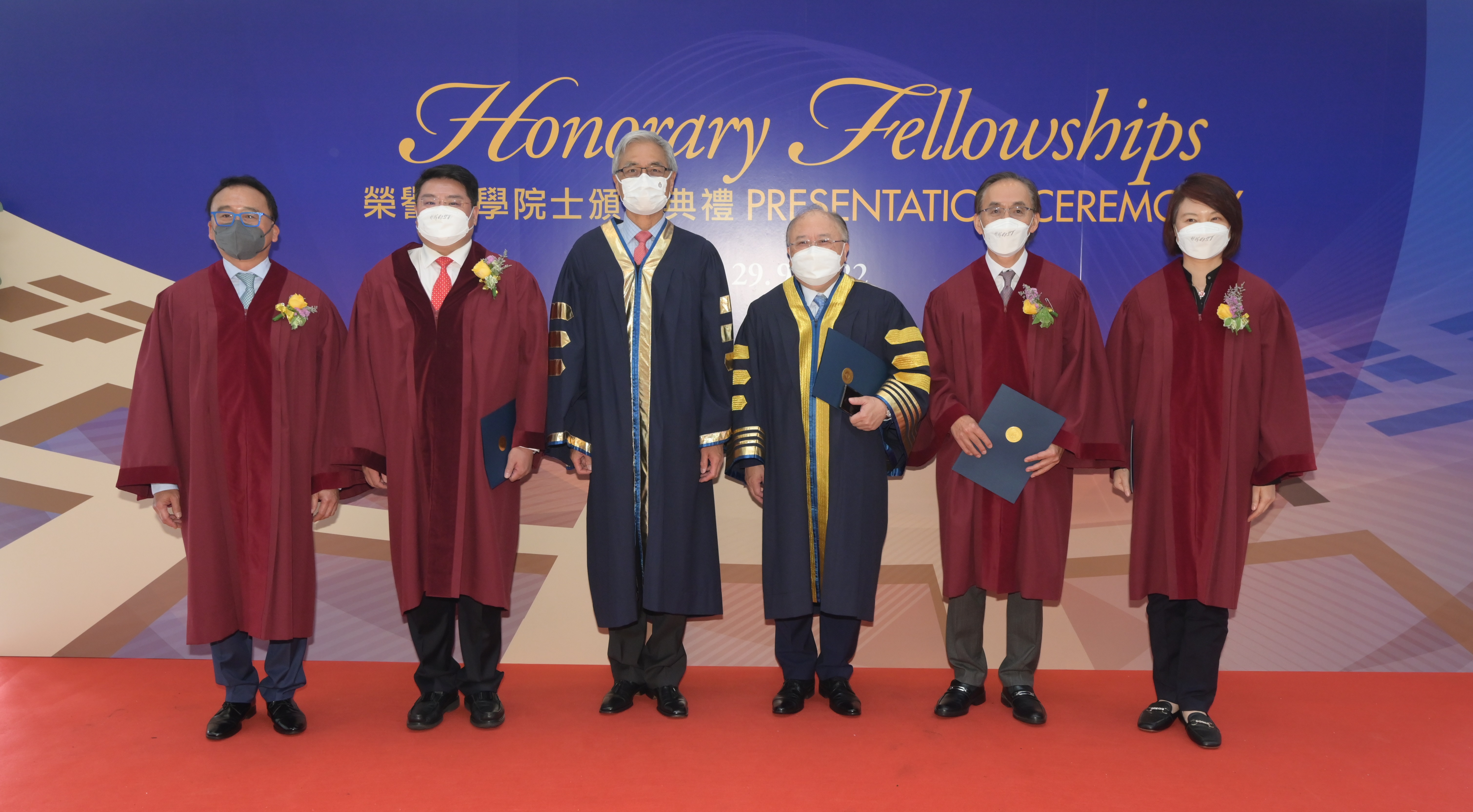 荣誉大学院士颁授典礼上合照：（左起）荣誉院士李惠雄先生及李圣泼先生、科大校长史维教授、科大校董会主席廖长城先生、荣誉院士方文雄先生及李慧琼议员。