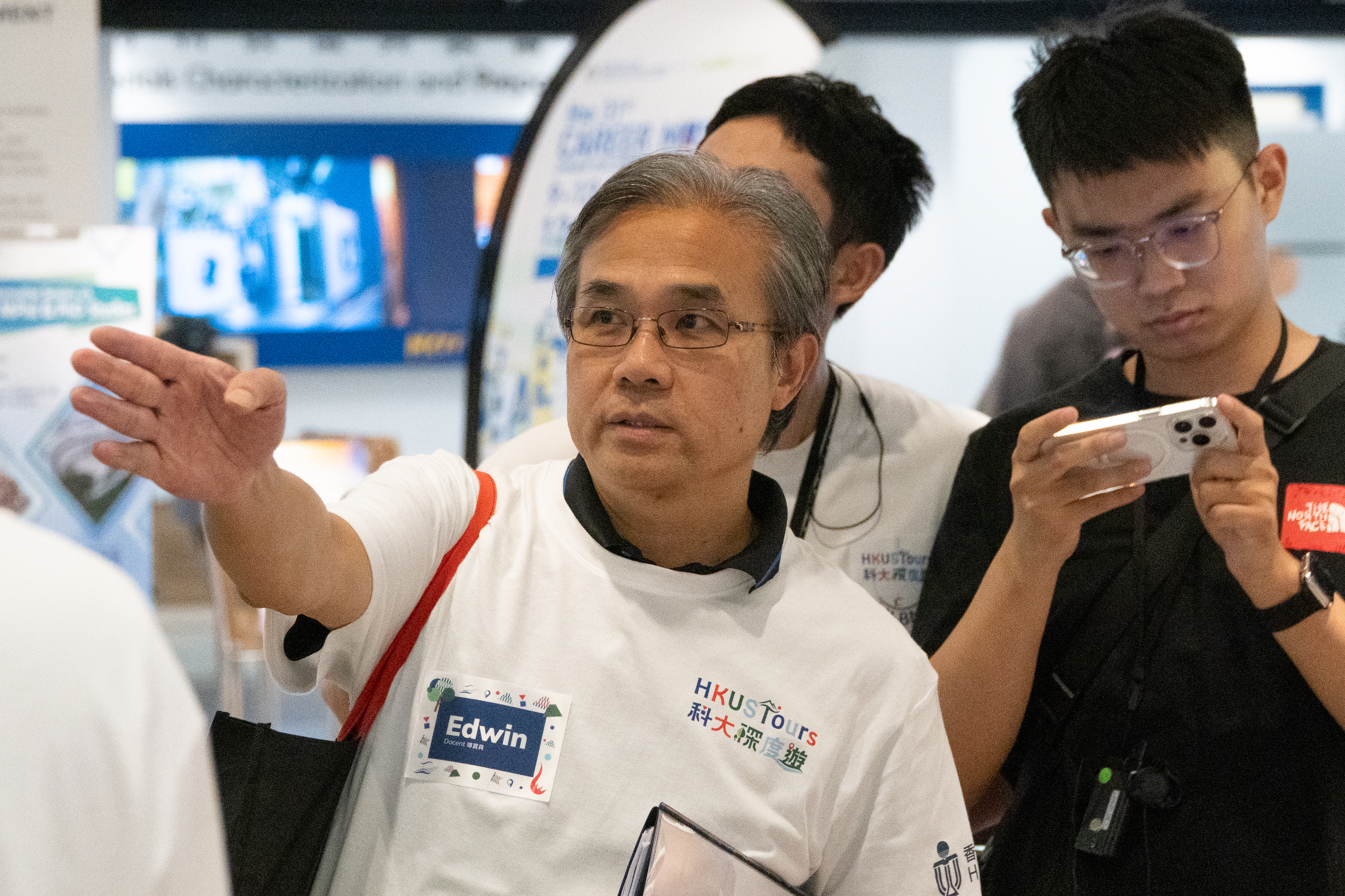 服務了科大李兆基圖書館逾三十載的創校元老Edwin（圖中白衫者）才剛剛在去年從工作退下來，但他對校園的歸屬感卻未曾退減。Edwin認為HKUSTours 計劃很有意義，可讓更多人深入地了解科大，把人連繫起來，所以看到活動報名的連結，就立刻報名。