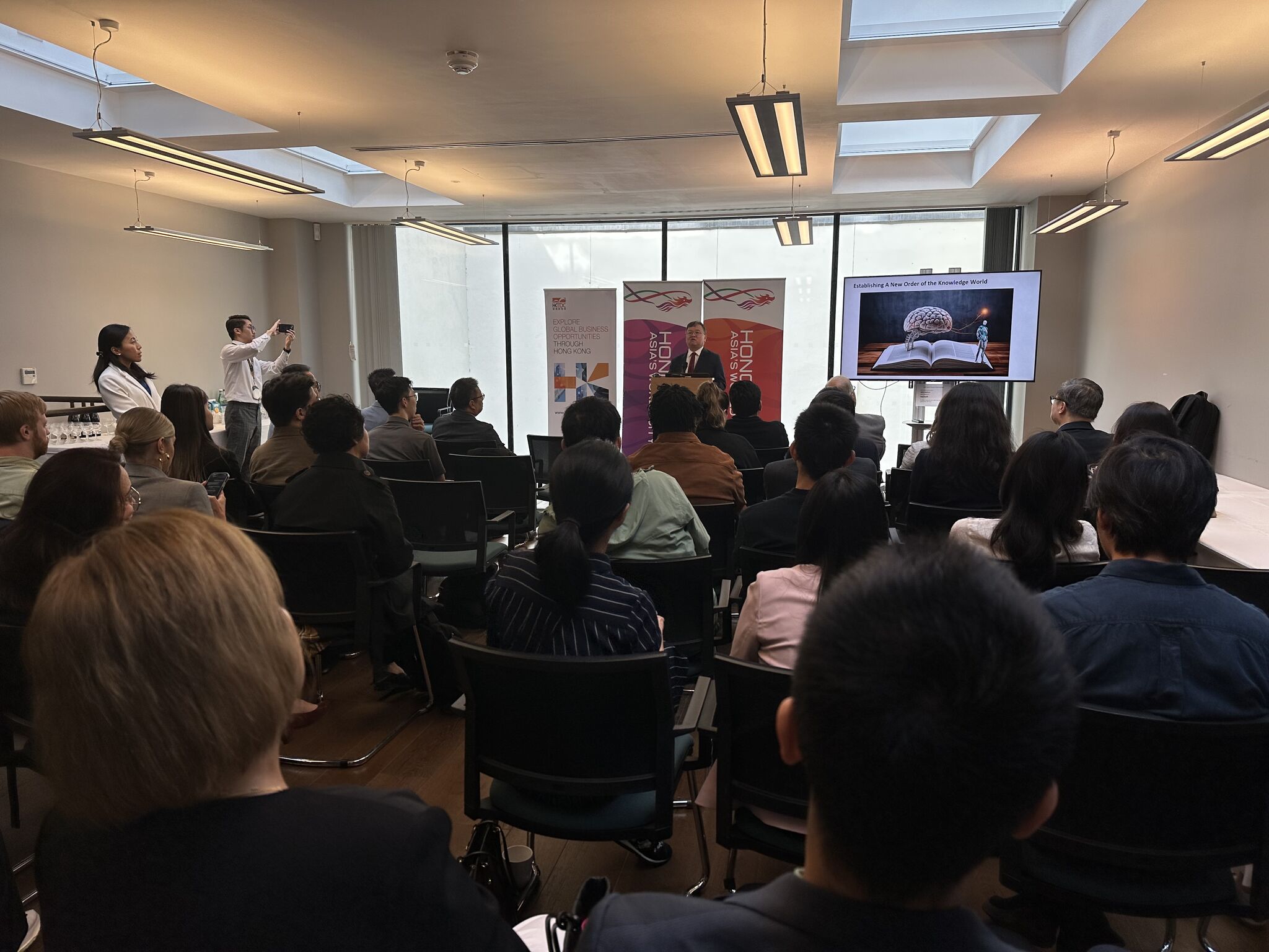 科大聯同香港貿易發展局倫敦辦事處和倫敦香港經濟貿易辦事處舉辦專家研討會。