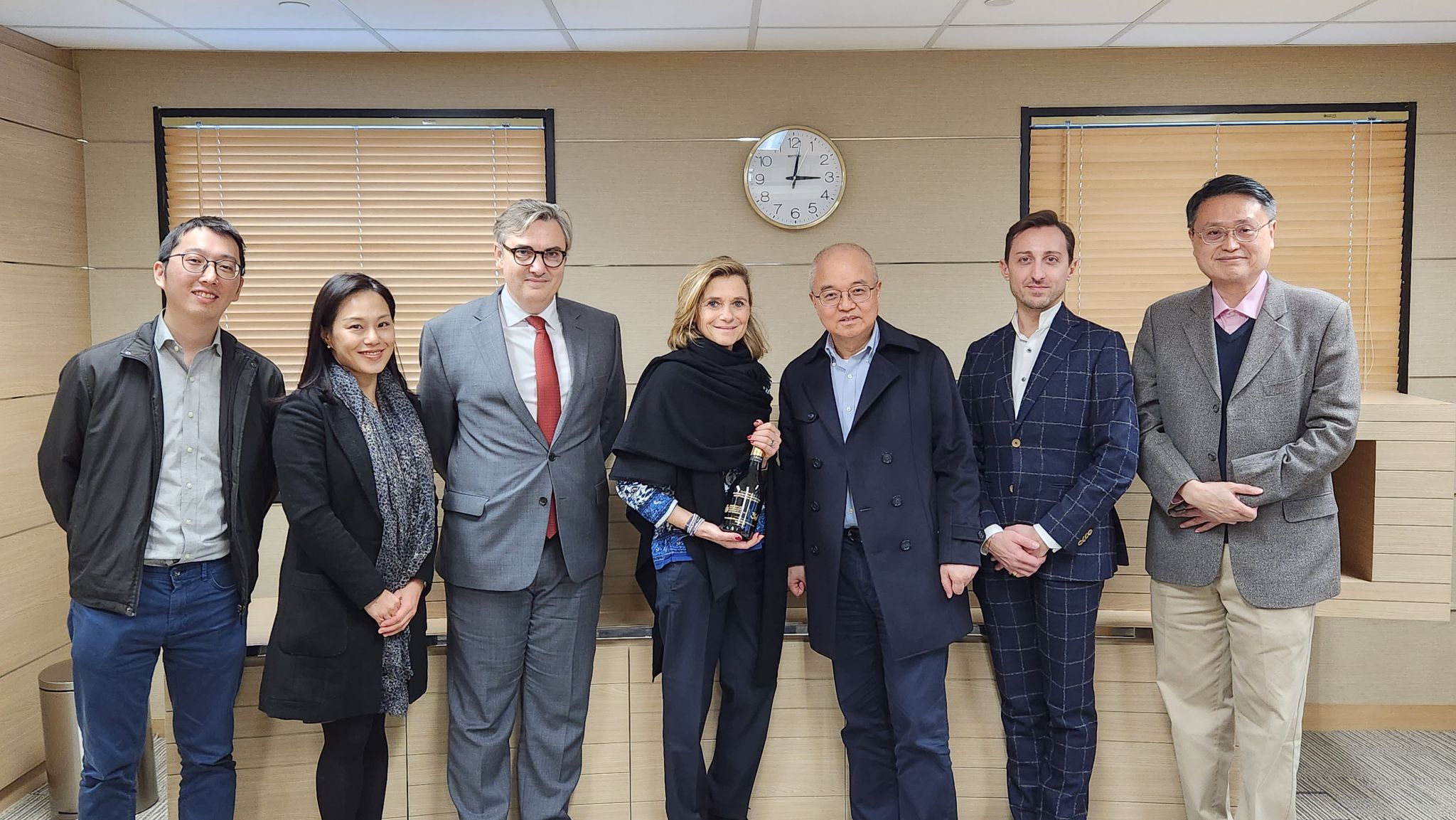 HKUST Vice-President for Institutional Advancement Prof. WANG Yang (third right) and HKUST representatives met with the Fondation de France delegation led by CEO Mrs. Axelle DAVEZAC (center).