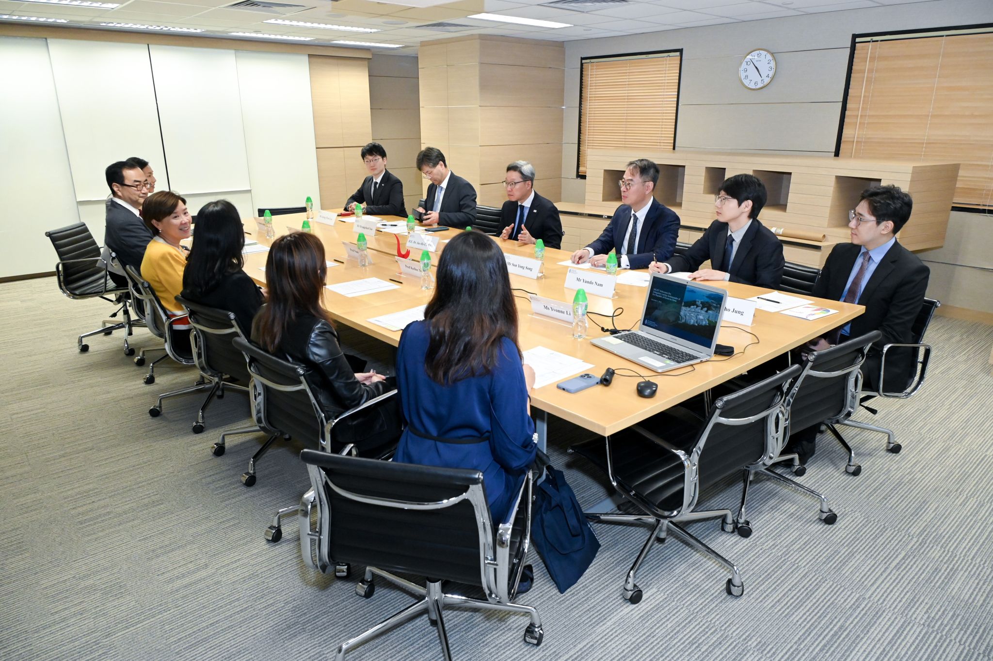 校长叶玉如教授及管理层成员与郑博士及其代表团会面交流。