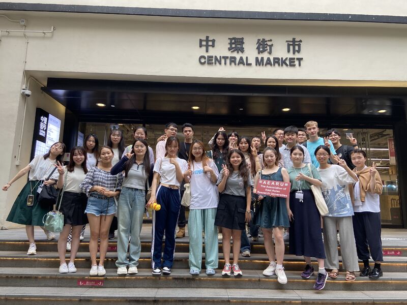 参加者参观中环街市。