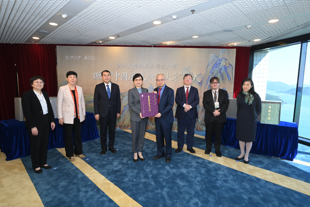 在浙江省委常委、宣傳部部長趙承(左三)，浙江省委宣傳部副部長范慶瑜(左二)，浙江省委宣傳部部務會議成員、省政府新聞辦新聞發言人駱莉莉(左一)，科大署理校長郭毅可教授 (右三)，科大人文及社會科學院署理院長康文林教授(右二)、科大圖書館館長黃家慧(右一)共同見證下，浙江大學黨委副書記朱慧(左四)向科大副校長(大學拓展)汪揚教授(右四)贈書。