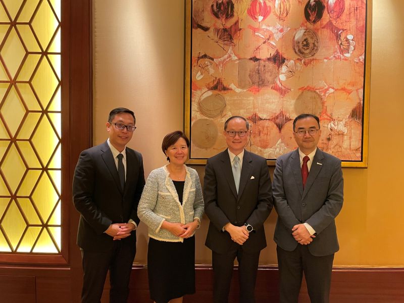 科大校長葉玉如教授 (左二)及協理副校長(知識轉移)金信哲博士(右一)日前應邀出席由新加坡駐香港領事王首毅先生(右二)主持的午宴，就加強科大與新加坡在創新科技領域的合作交換見解。