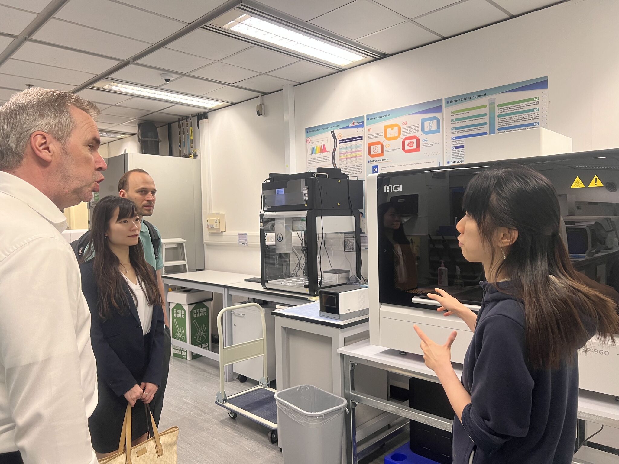 根特大學代表團參觀科大生物科學實驗中心。