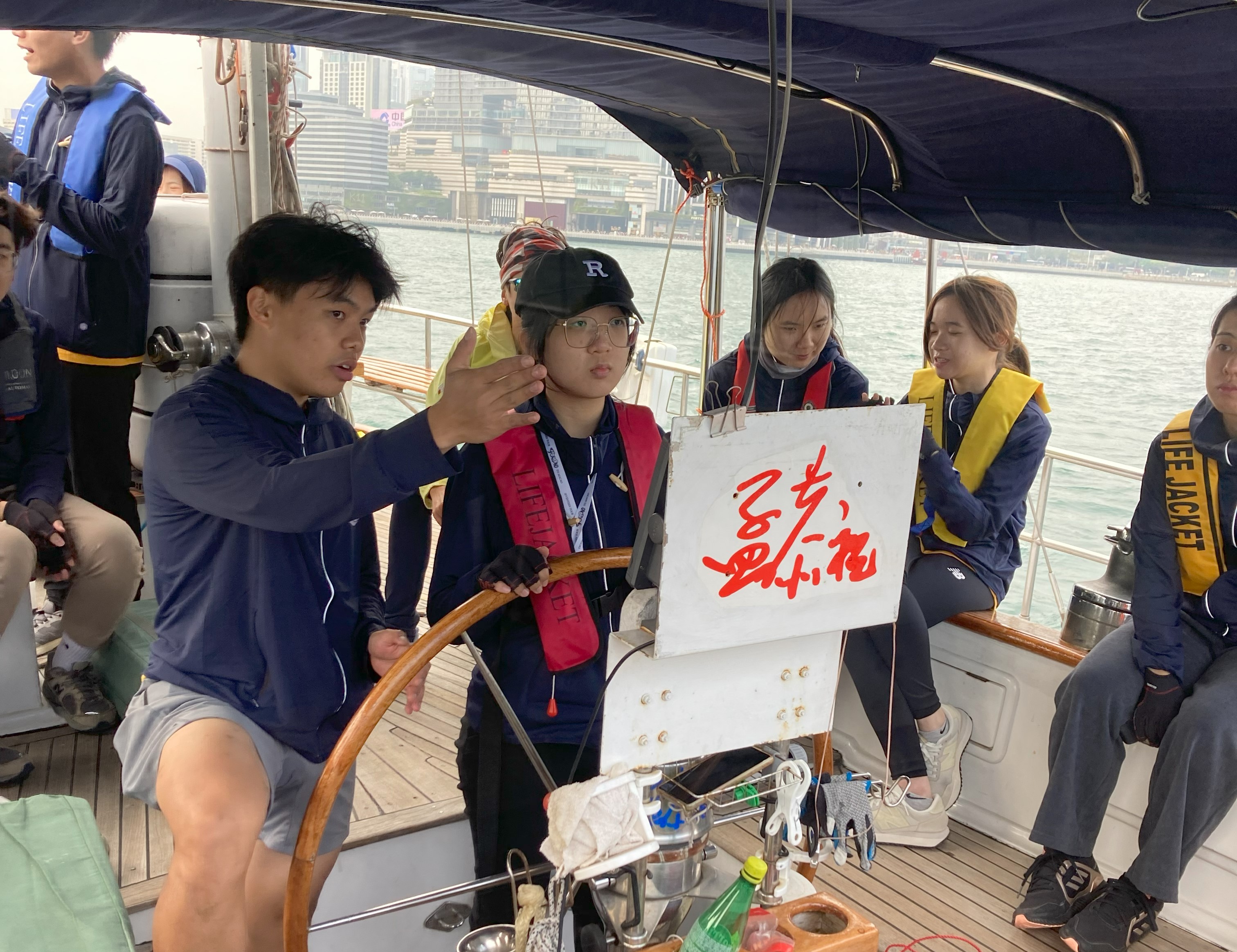 學生在「孟恭祝」號上進行航船訓練，培養責任感、團隊精神和毅力。