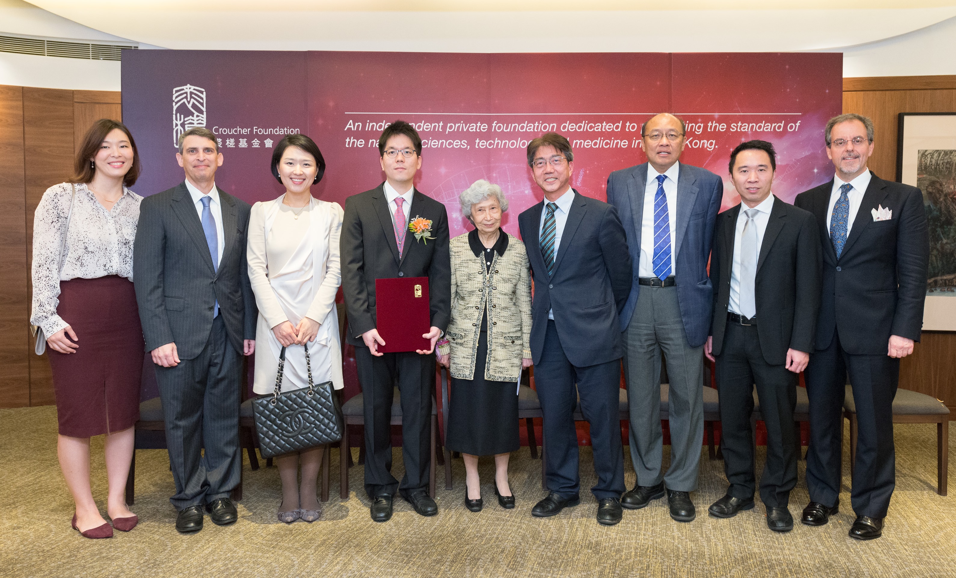 副校長（研發及研究生教育）李行偉教授（右四）、楊紫芝教授（右五）、曹圭鵬教授（右六）及其他科大教授