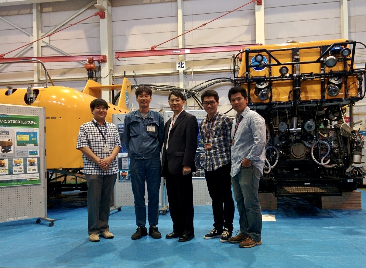錢培元教授（中）2015年到日本海洋研究開發機構（JAMSTEC）進行學術訪問。科大的孫進博士（右二）及JAMSTEC的陳充博士（左一）亦有參與此項研究。