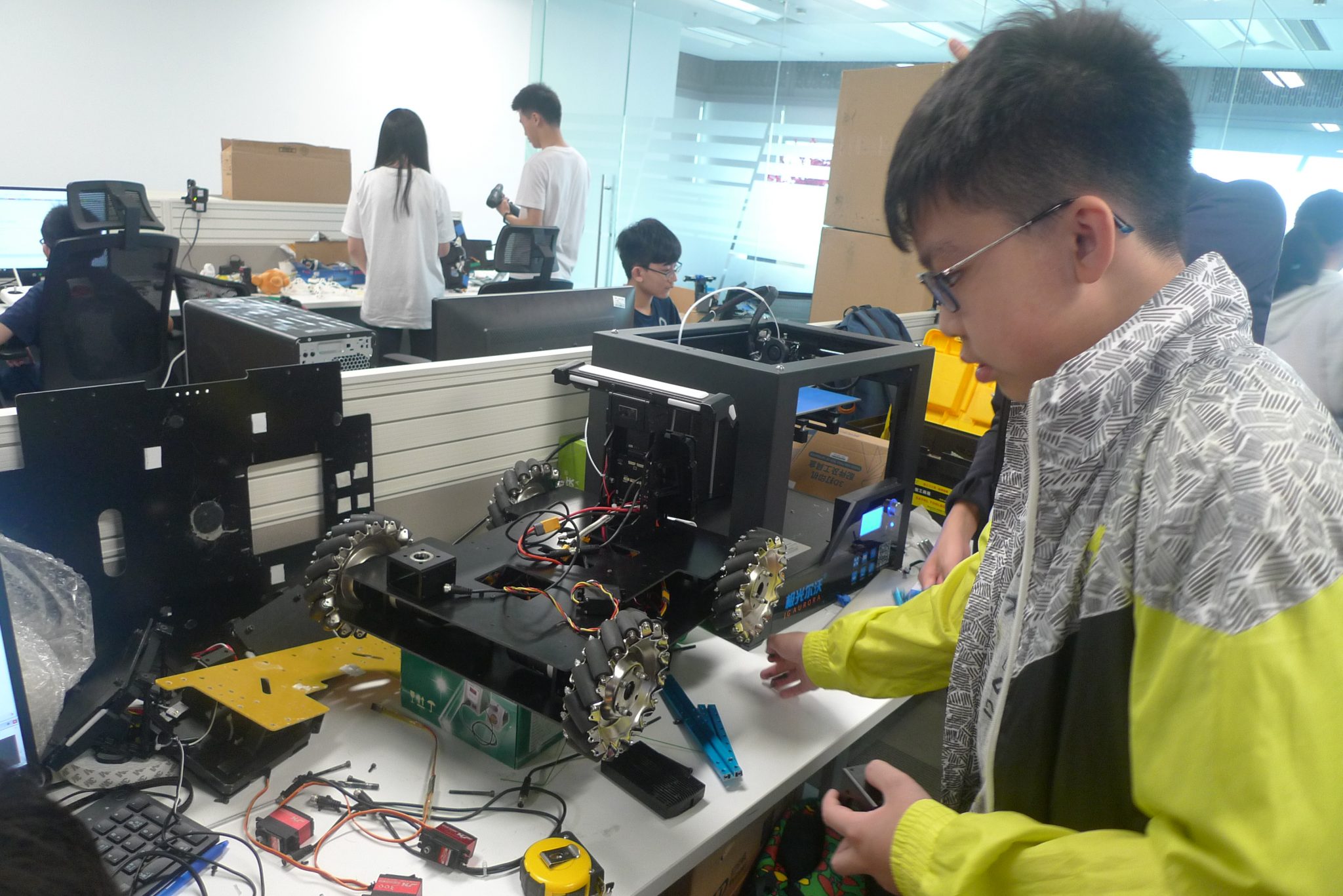  科大今年首度伙大疆创新科技及香港科学园在港举办机械人大赛，综合系统与设计学生将来亦可以参加此比赛作为小组专题研习。