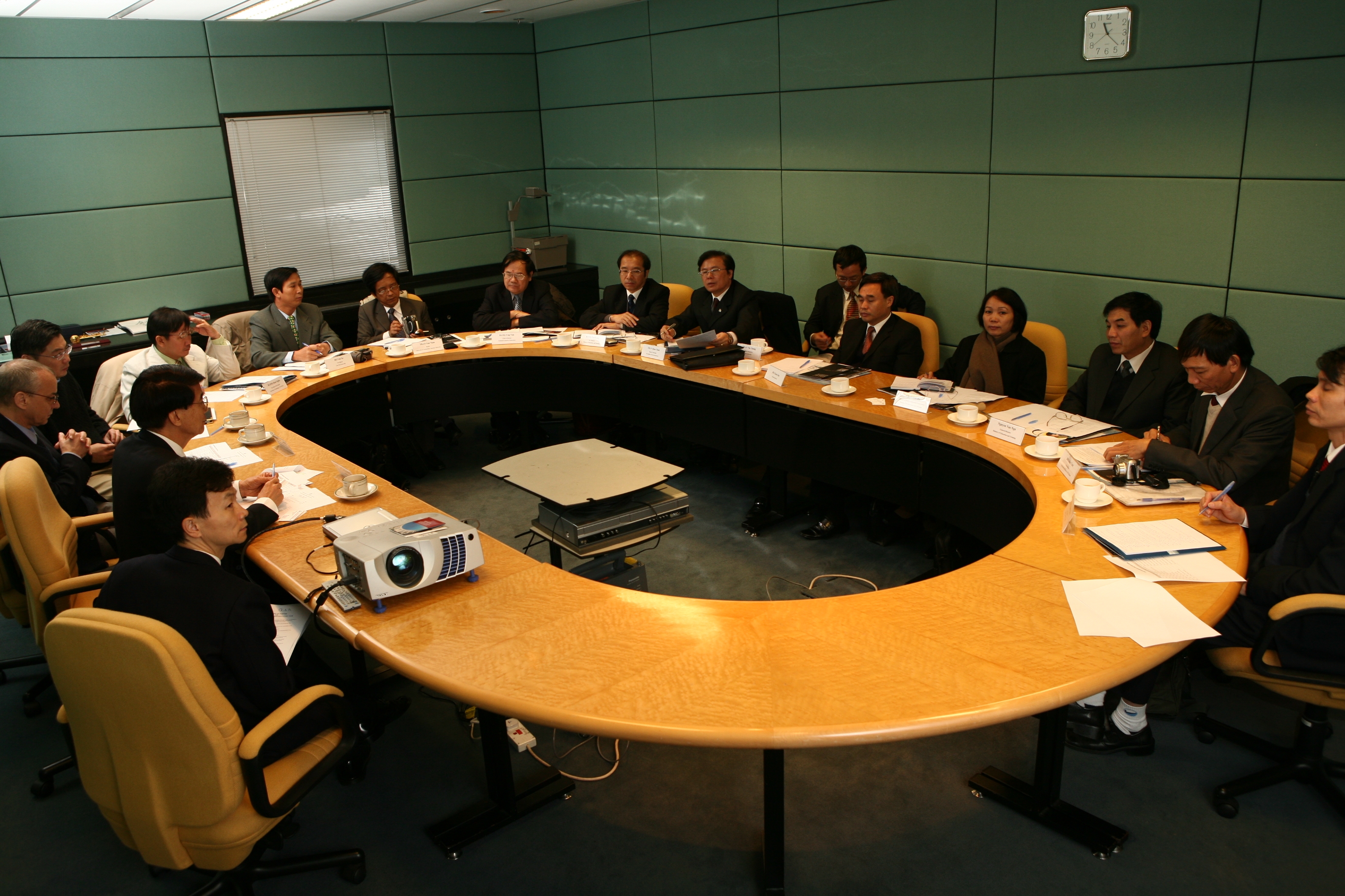 The delegation members from Vietnam exchanged views with senior HKUST administrators on how to fashion a world class university.	
