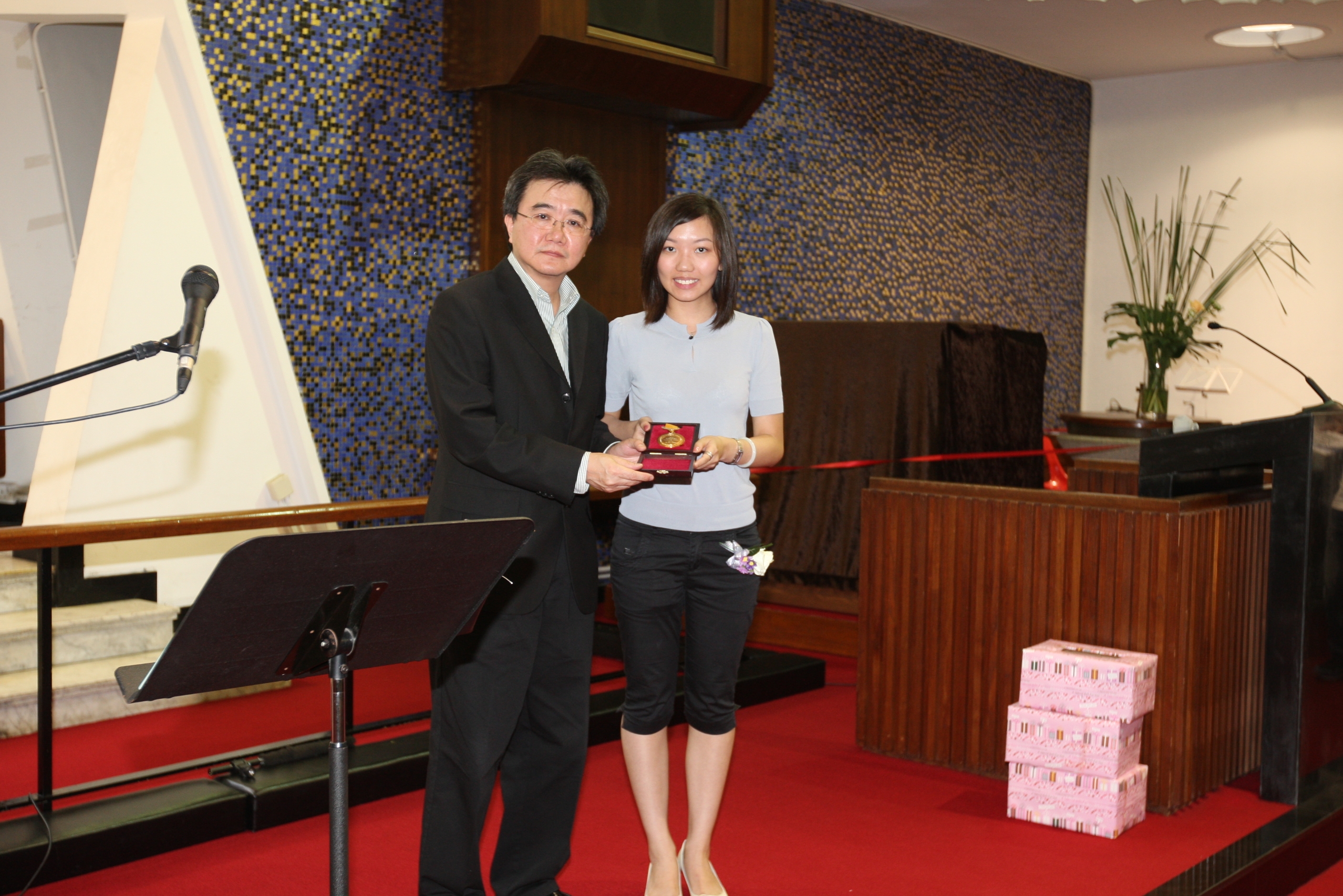 HKUST Vice President Professor Roland Chin (left) presents posthumous award to Roy To’s sister	