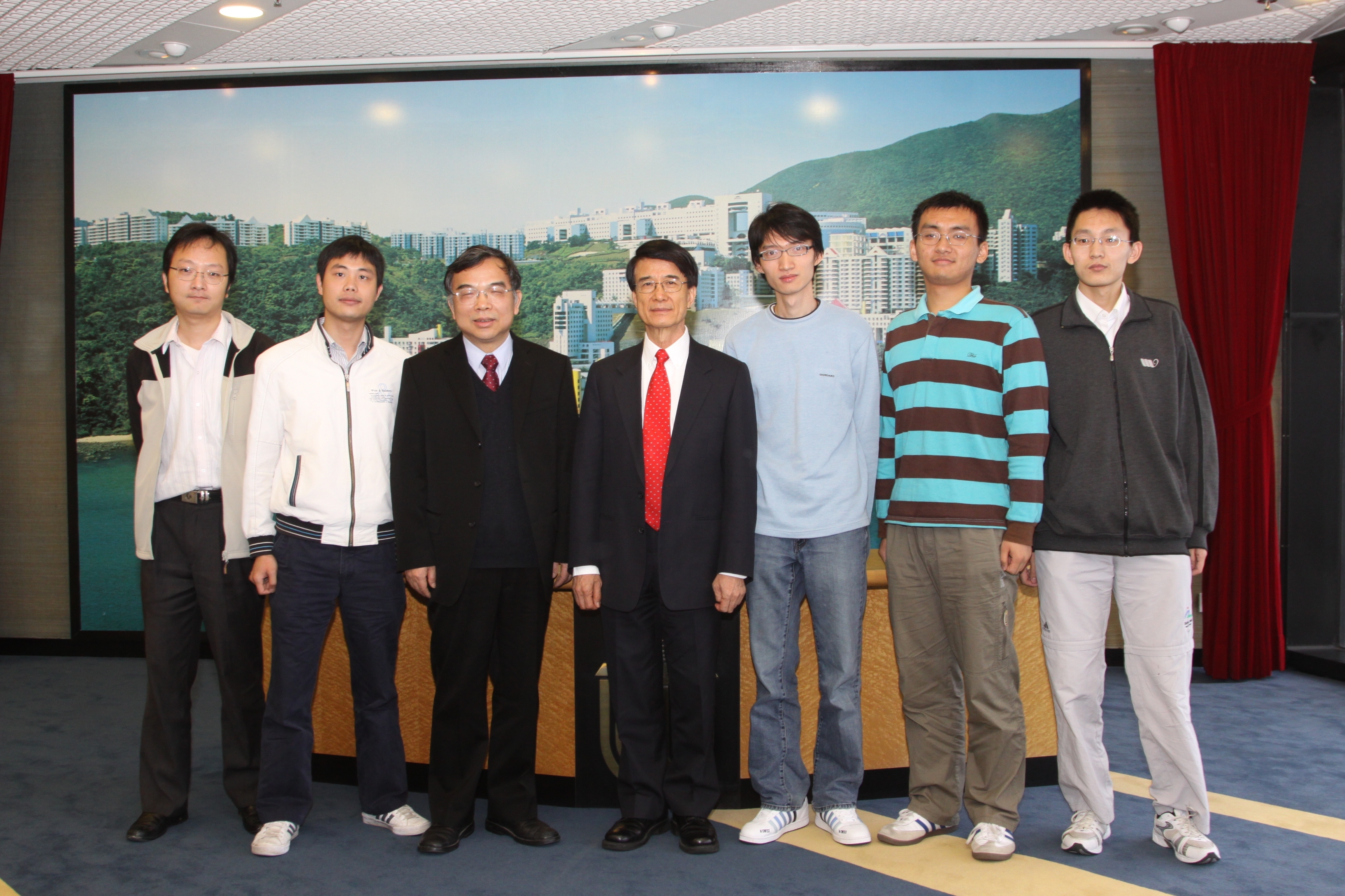  Several Wuhan University alumni who are now pursuing their doctorate studies at HKUST pose for a picture with President Gu and President Chu.