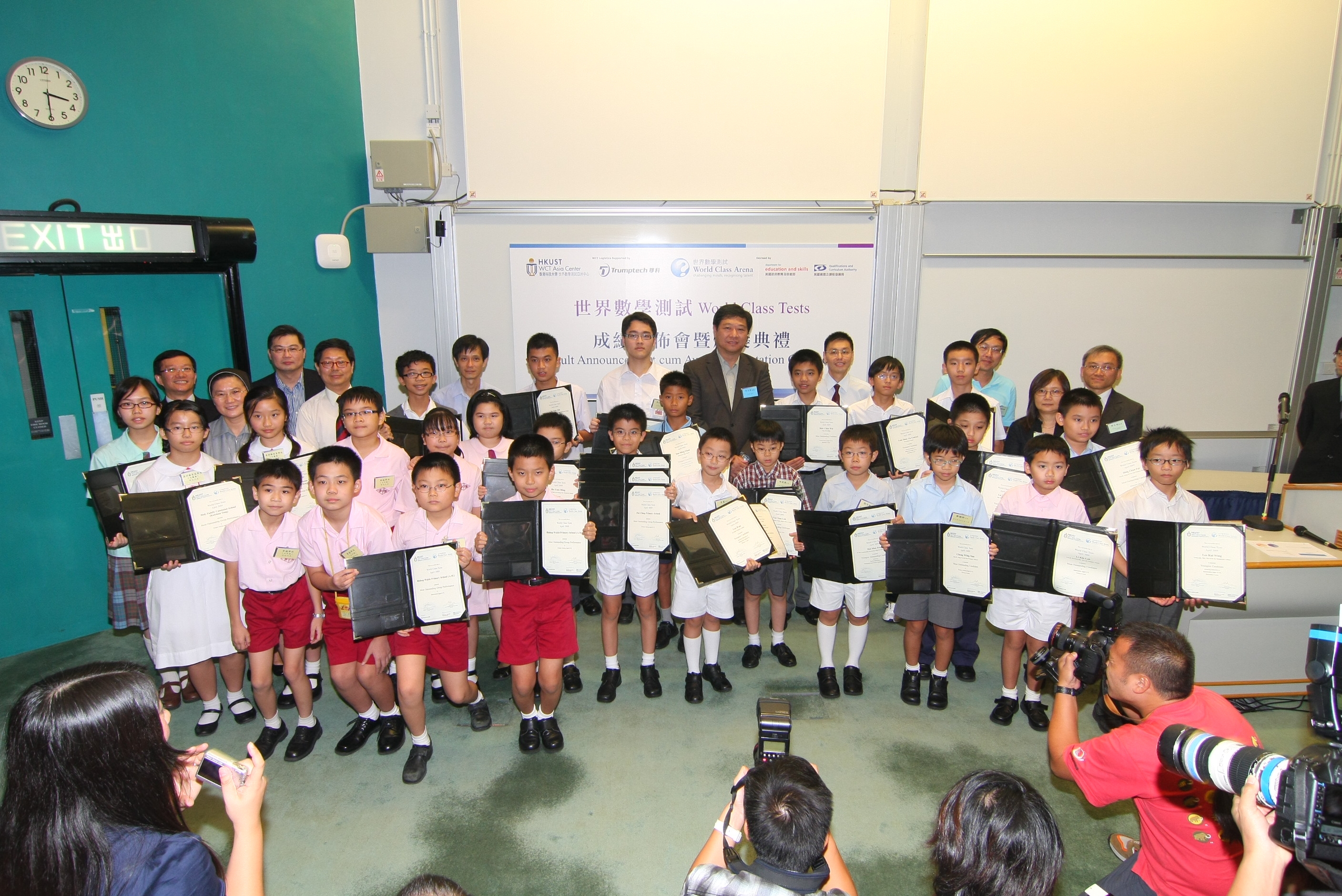 The young awardees as well as their proud parents and teachers pose with HKUST staff	