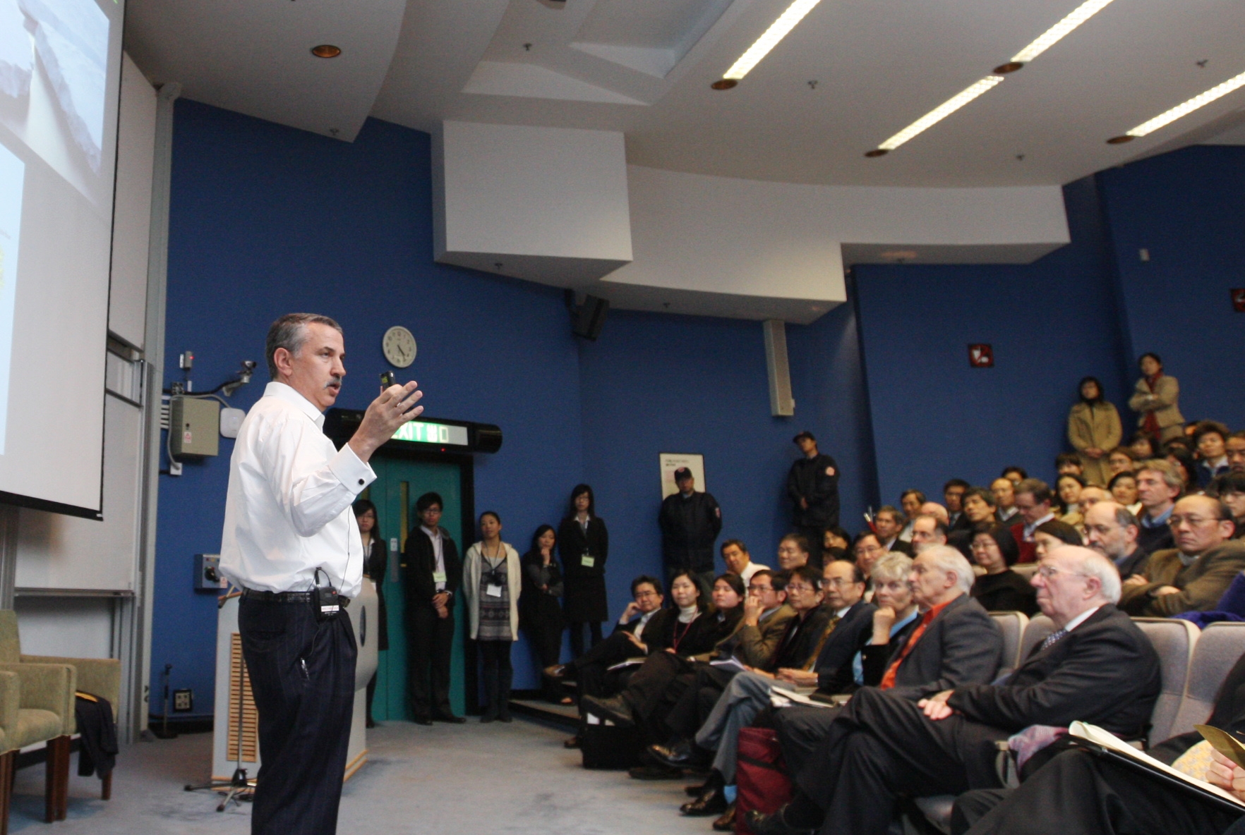 Mr Thomas Friedman delivering the inaugural lecture.	