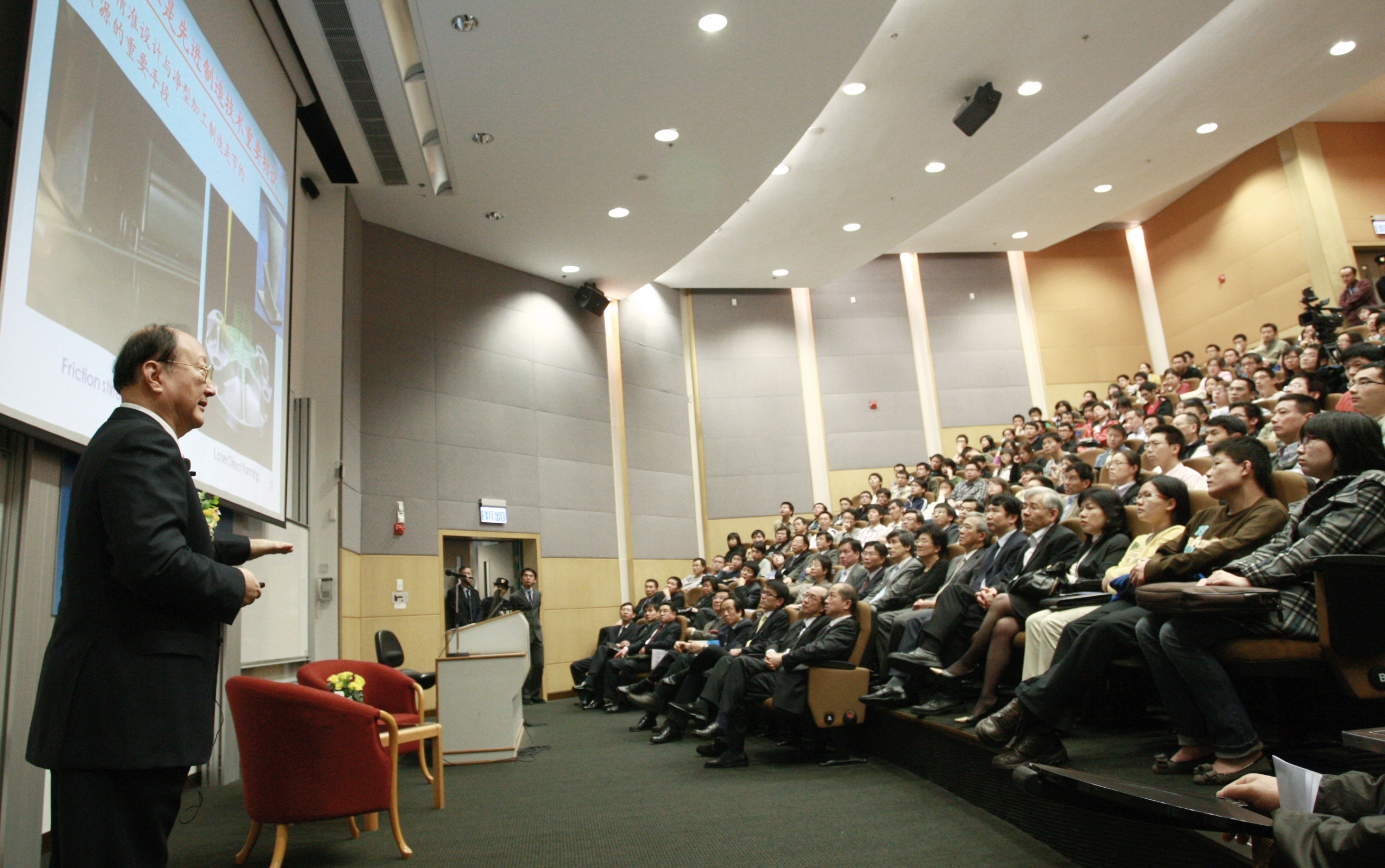 Prof Xu enjoys immense popularity at HKUST. On top of a full-house audience in the lecture theater, the adjacent theater simultaneously telecasting the talk is filled to the brim too.	