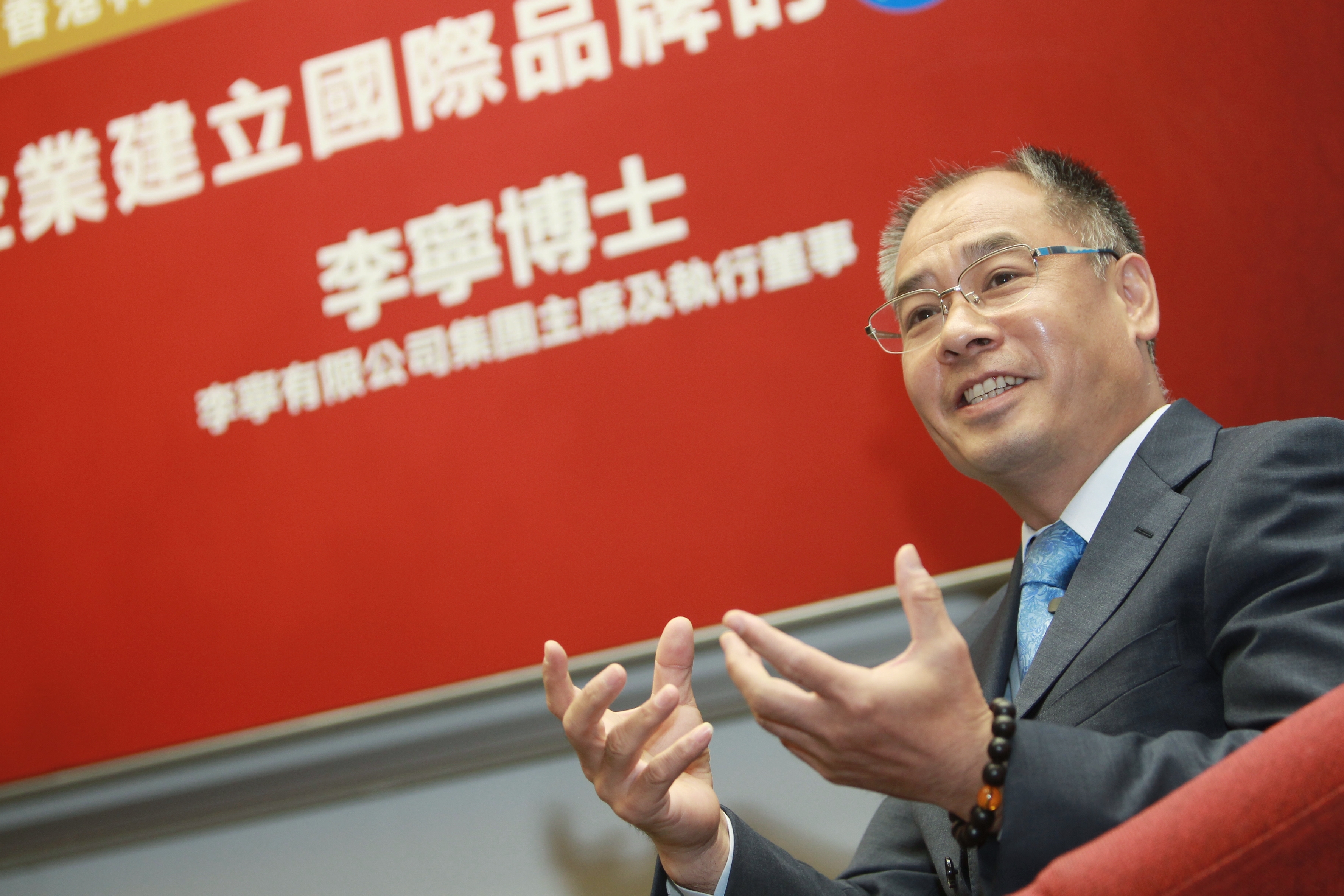  Dr Li Ning inspires the audience with the passion of life