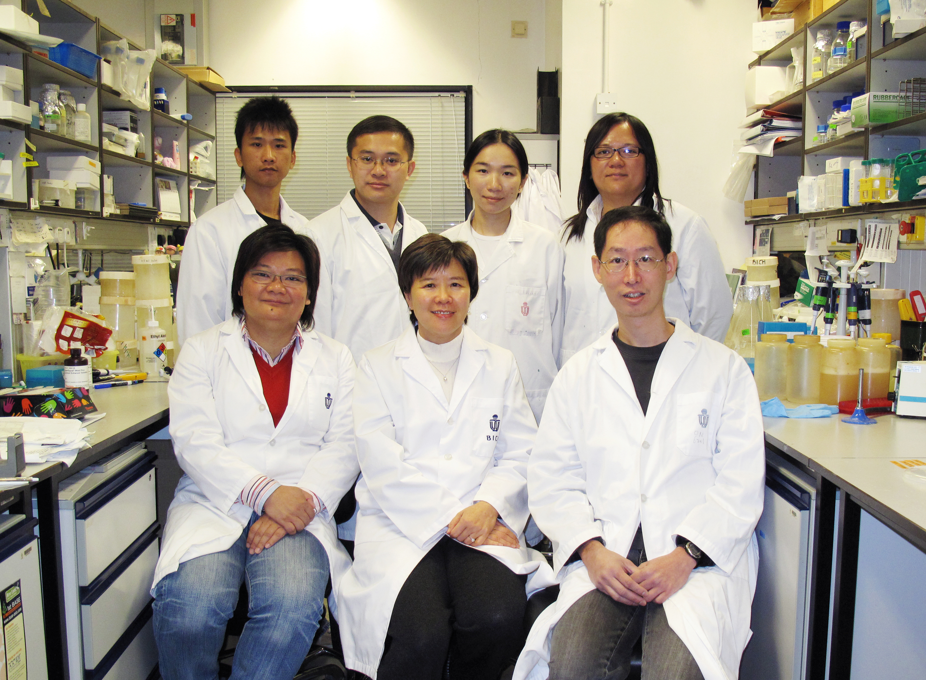 Prof Nancy Ip (front middle) and her research team