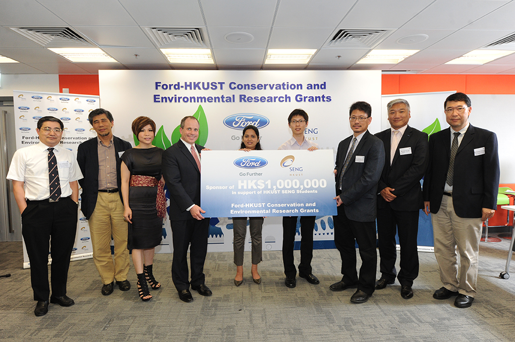  Prof Christopher Chao (3rd from right), HKUST Associate Dean of Engineering (Research and Graduate Studies), and Mr David Westerman (4th from left), Regional Manager, Asia Pacific, Ford Export &amp; Growth Operations, jointly present the cheque of the Ford-HKUST Conservation and Environmental Research Grants to taught postgraduate engineering students (4th &amp; 5th from right).