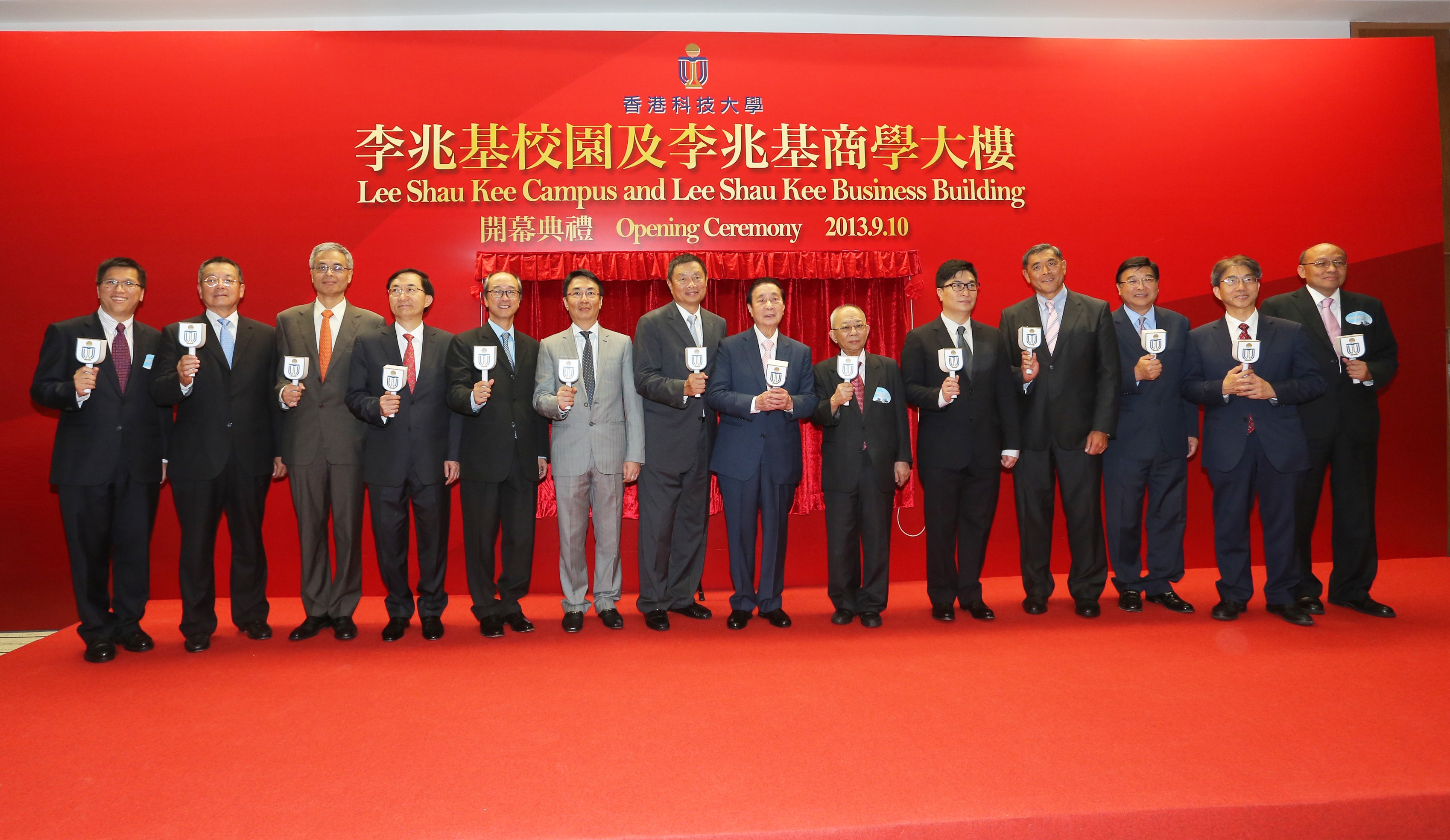 科大校董會主席張建東博士（左）及校長陳繁昌教授（右）致送李兆基校園照片予李兆基博士。