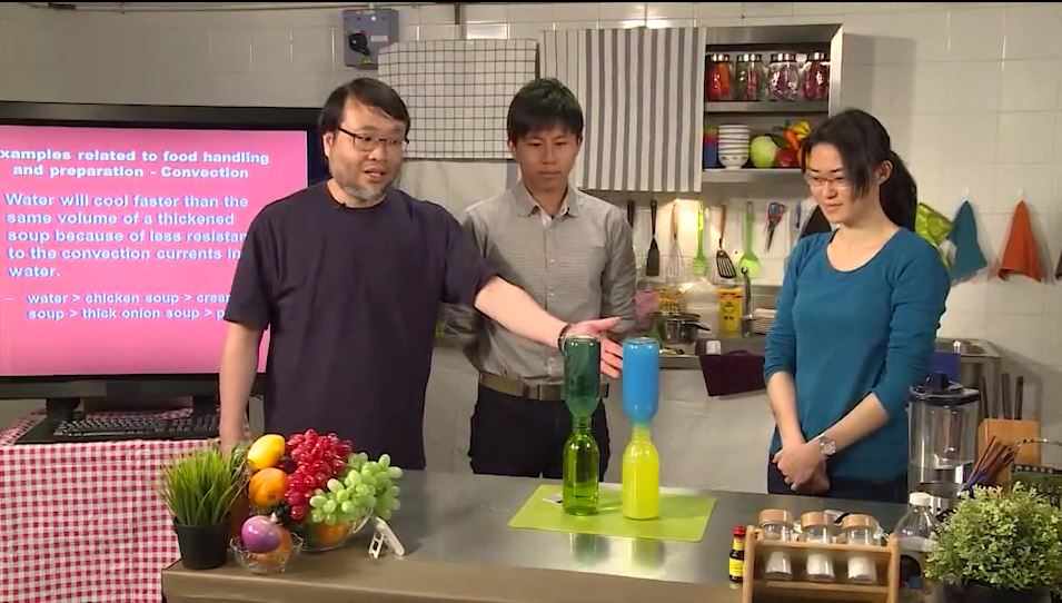  周 敬 流 教 授 ( 左 ) 於 其 線 上 課 程 「 烹 飪 的 科 學 」 中 以 科 學 理 論 解 釋 處 理 食 物 的 方 法 。