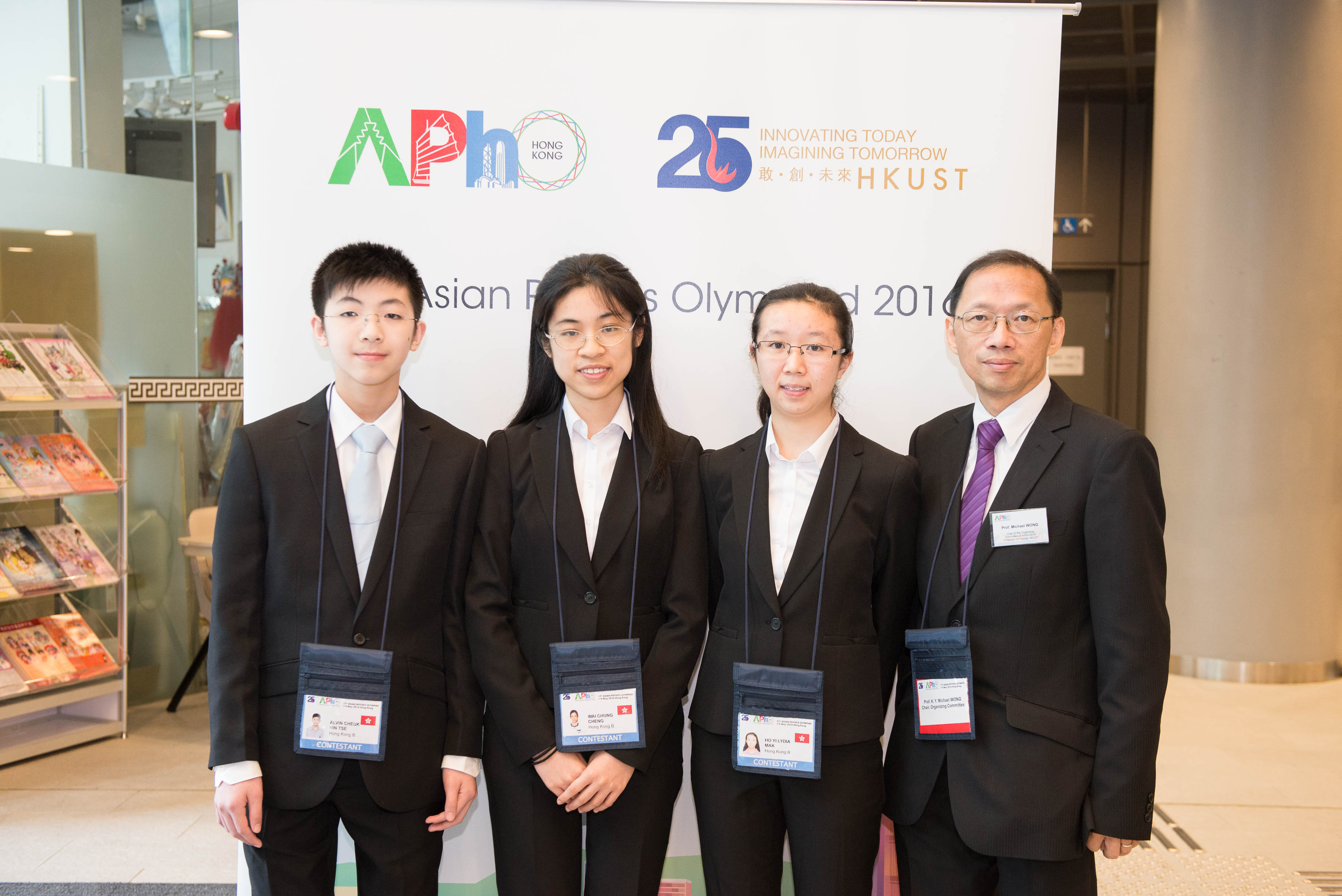  Prof Michael Wong (right) and members of Hong Kong team