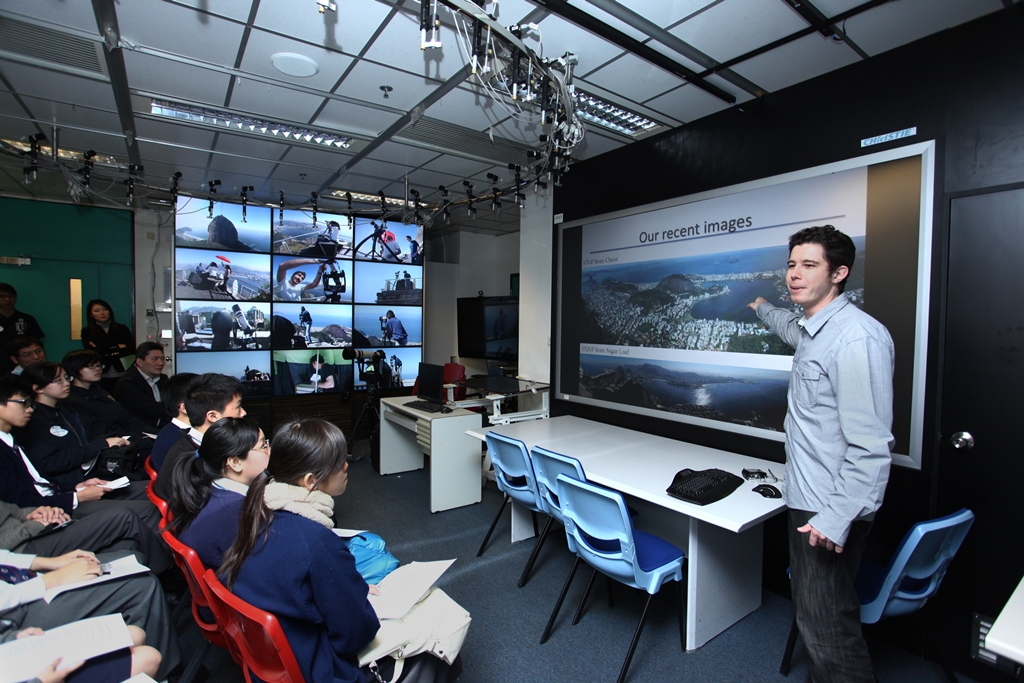  Prof Sander explaining the process of creating the world's largest digital photos.