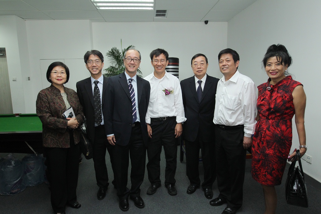  Guests visiting the technology enterprises in the IER Building.