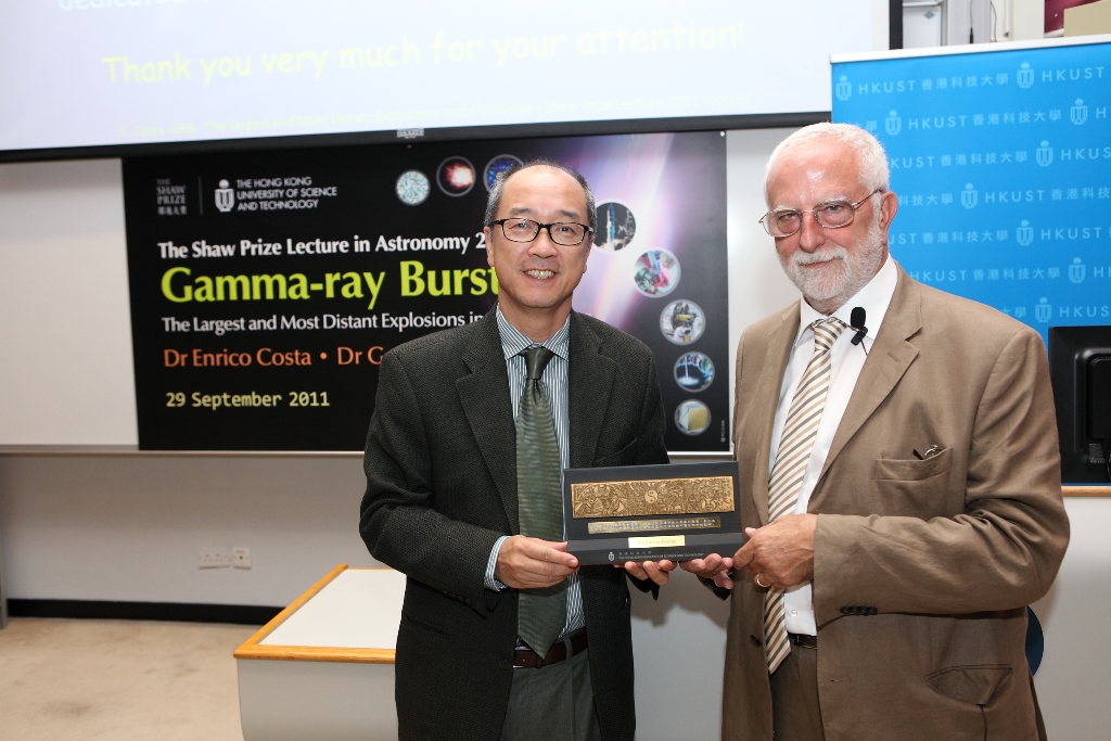  HKUST President Tony F Chan presenting a souvenir to Dr Costa