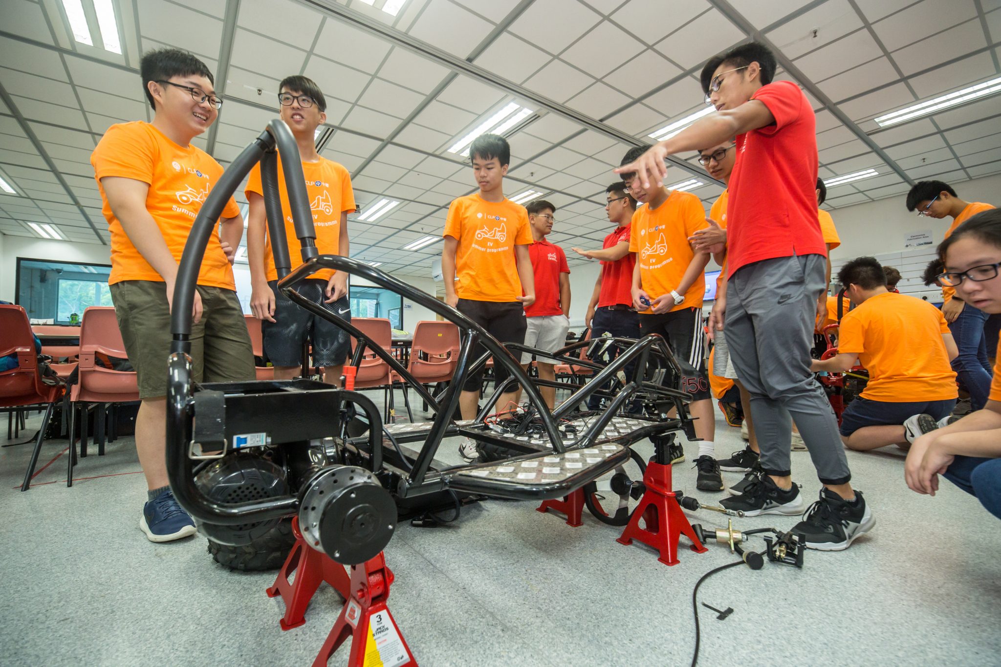  Students start assembling the parts onto the car frame.