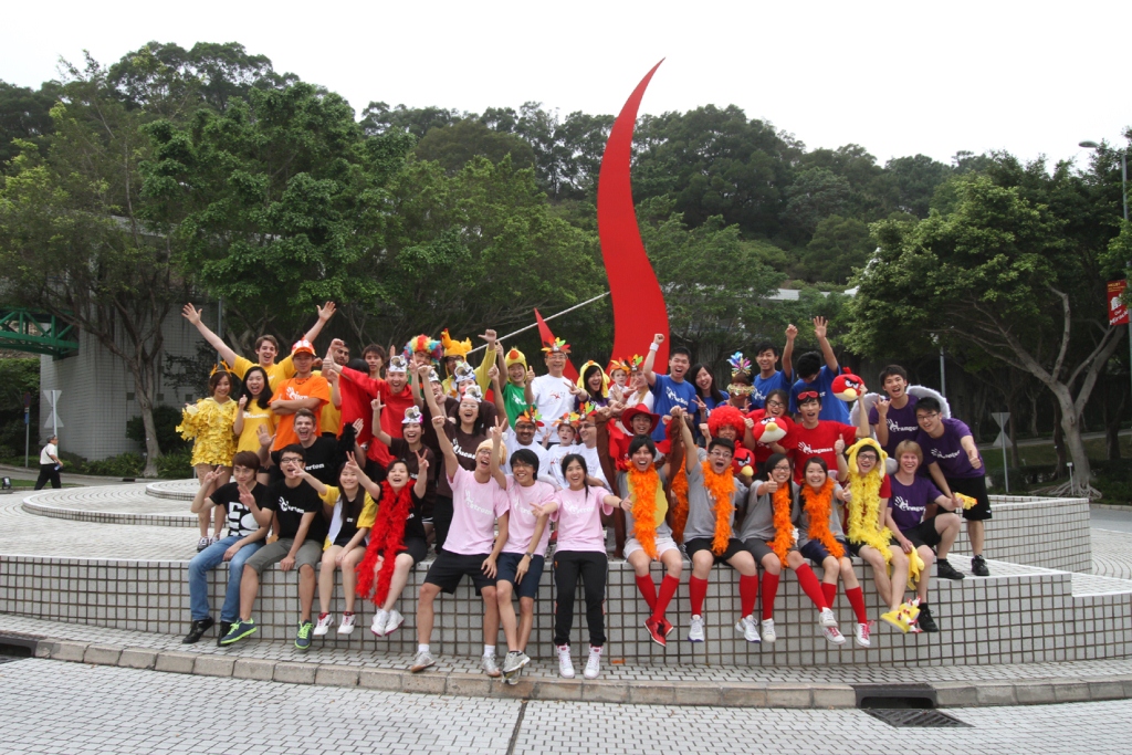  Runners from 10 cohort teams posed with the faculty team led by Dean Leonard Cheng.
