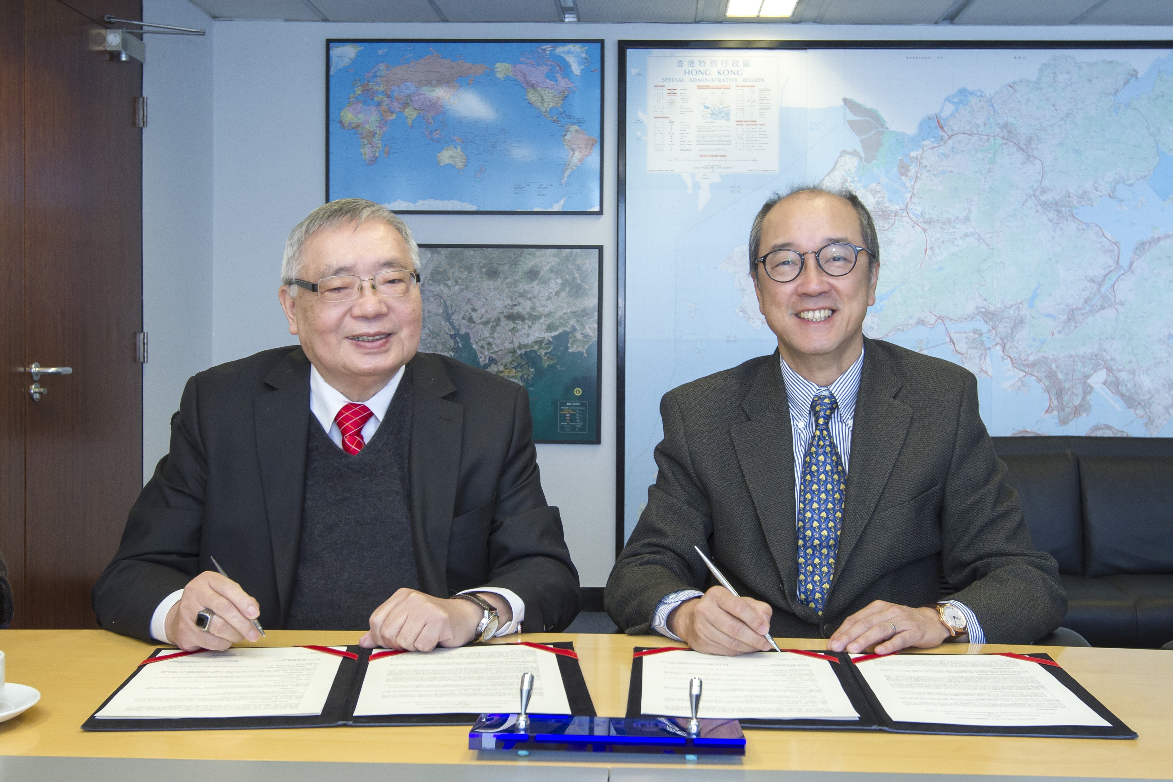  HKUST President Prof Tony F Chan (right) signs a memorandum of understanding with IMOHKCL Director Prof Shum Kar-ping on the 57th international Mathematical Olympiad (IMO).