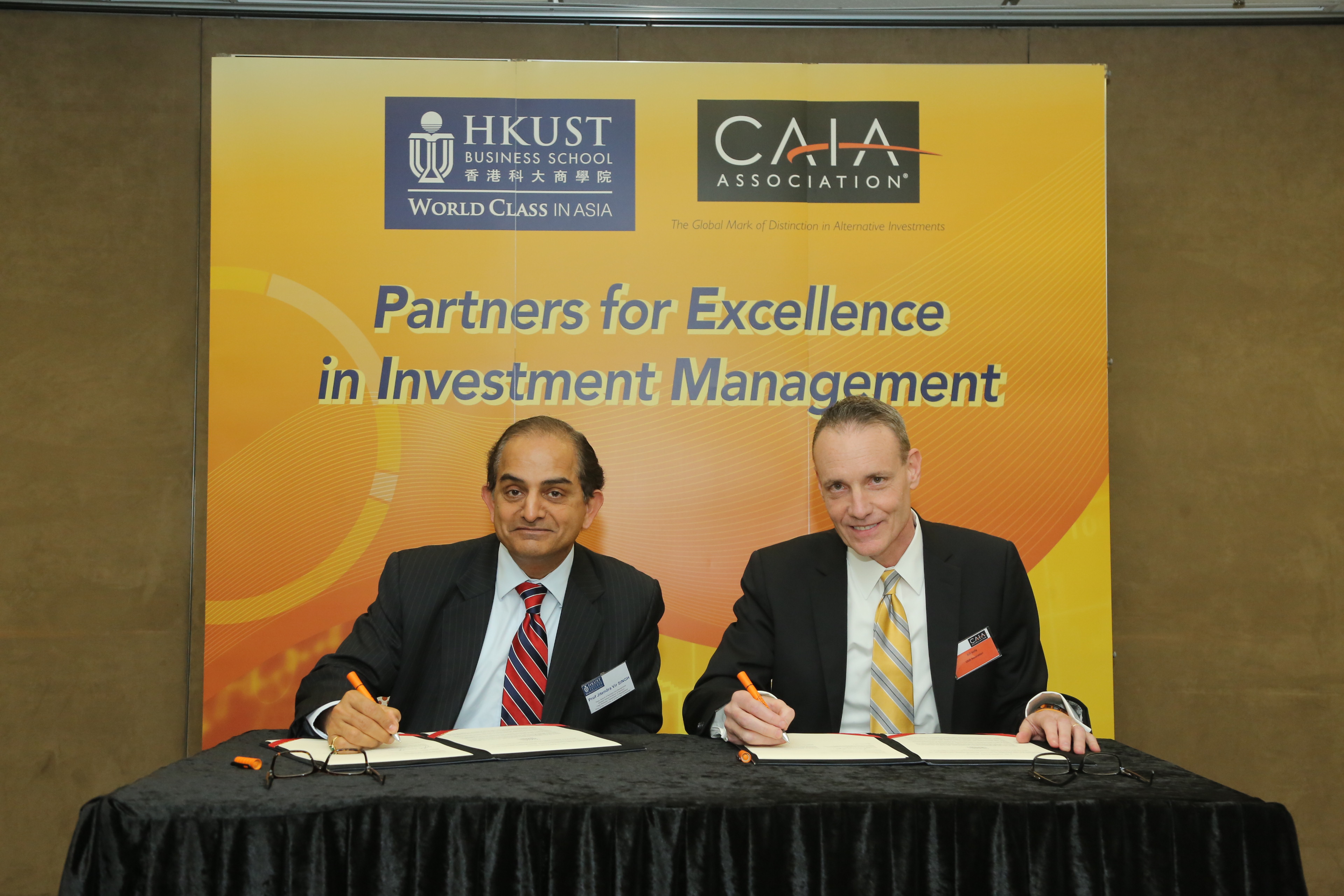 Professor Jitendra V. Singh (left), Dean of the HKUST Business School and Michael Jebsen Professor of Business, and Mr William (Bill) Kelly, CEO of the CAIA Association.
