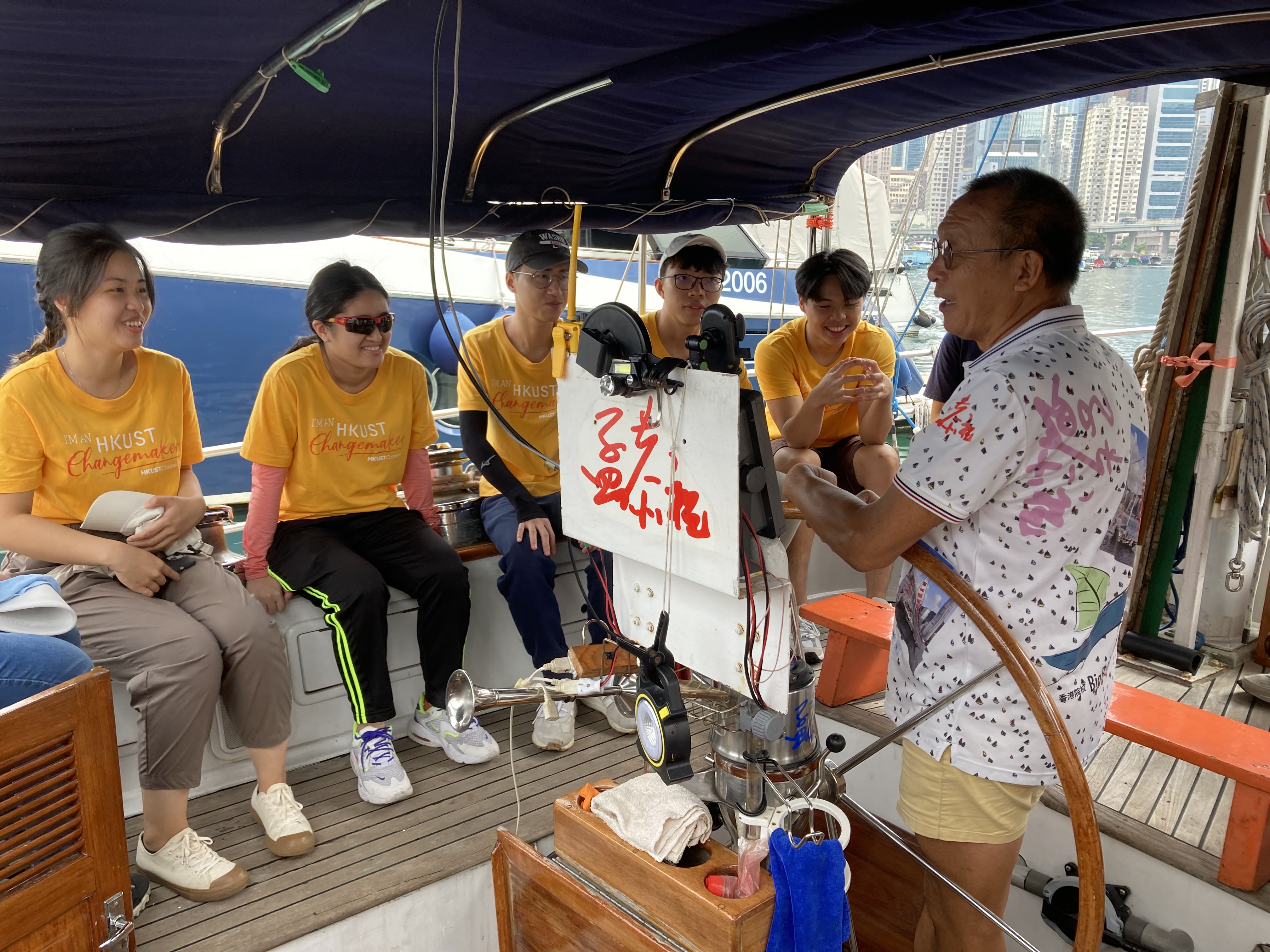 Andy Sir（右）是孟恭祝號船長，接觸帆船已超過40年。他希望向年青人承傳自己的經驗，並讓他們拓闊視野。  