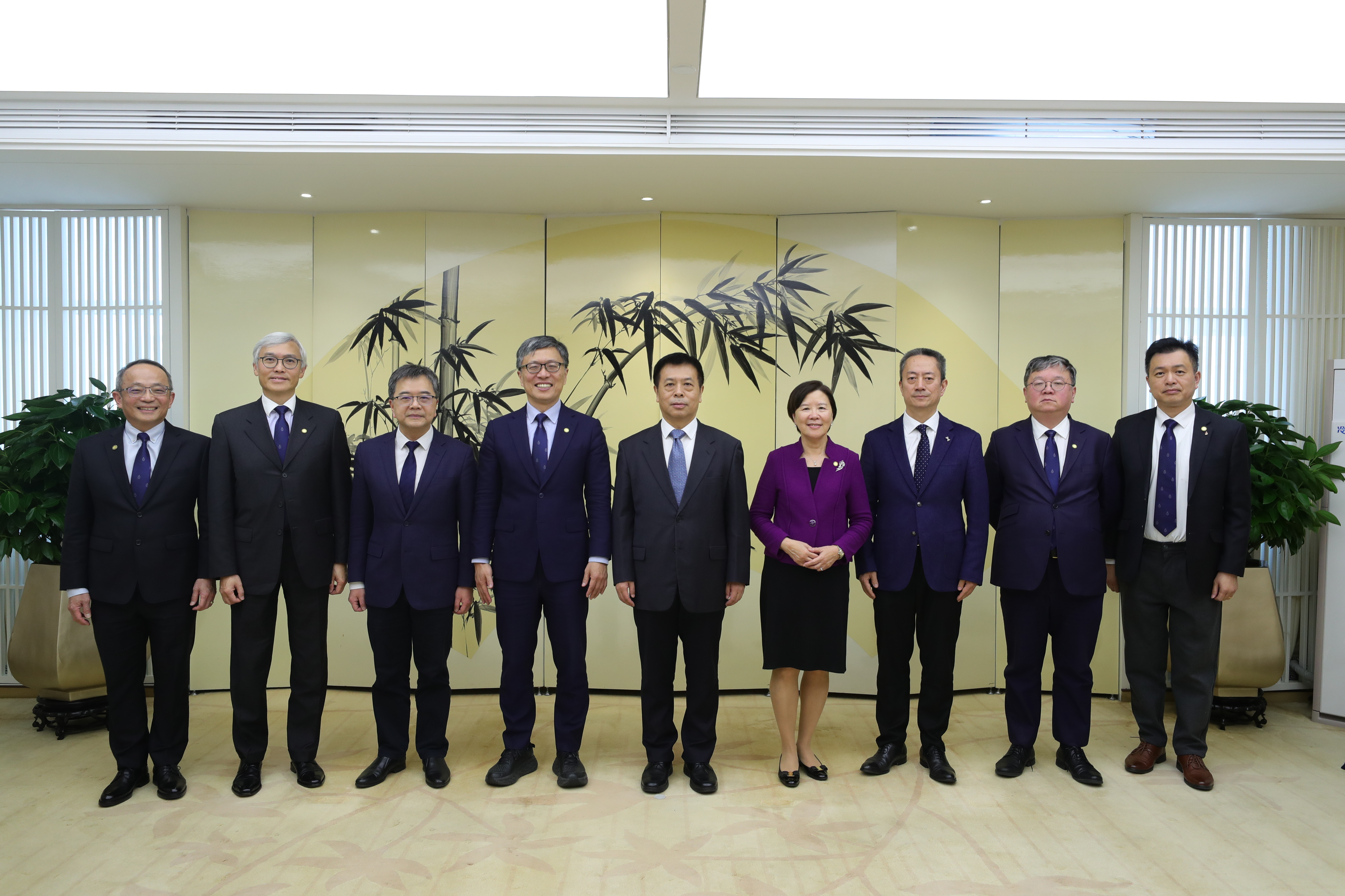 國家衛生健康委員會主任雷海潮（中）、國家衛生健康委員會辦公廳副主任（主持工作）吳良有（左三）、國家衛生健康委員會港澳台辦副主任（主持工作）、一級巡視員何炤華（右三）與香港科技大學校董會主席沈向洋（左四）、香港科技大學校長葉玉如（右四）、香港科技大學司庫姚建華（左二）、香港科技大學首席副校長郭毅可（右二）、 香港科技大學副校長（研究及發展）鄭光廷（左一）、香港科技大學內地事務處總監施天藝（右一）合影留念