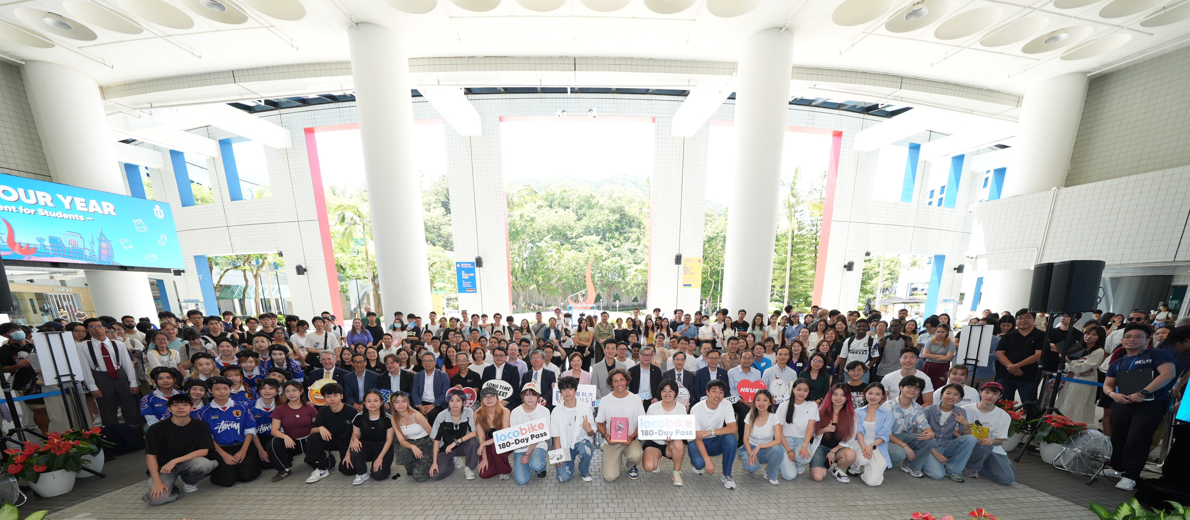 逾200名同学出席开学嘉年华，与现场一众嘉宾合照。