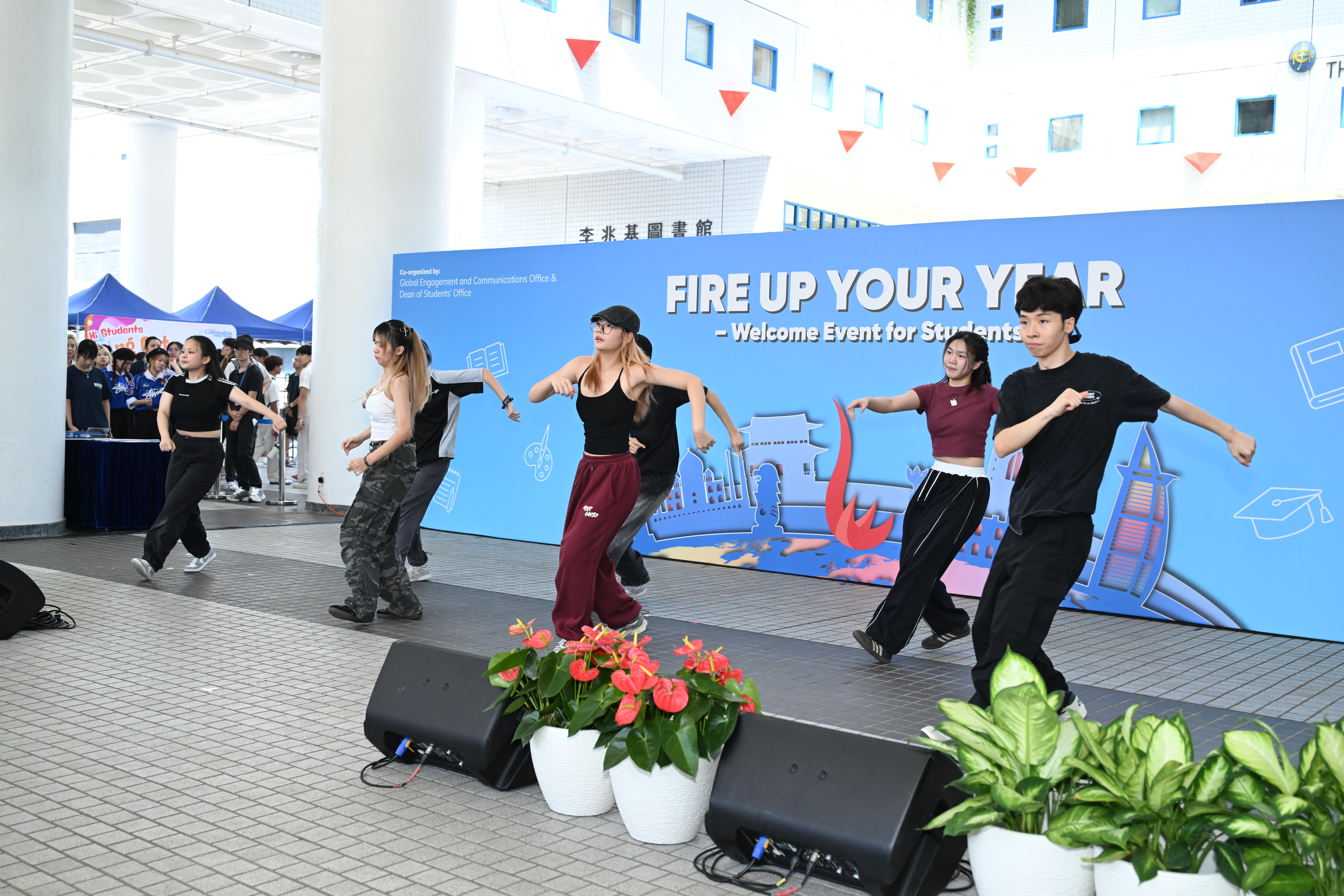 科大同学们在「Fire Up Your Year」中尽展才能，带来精彩的各项表演，包括无伴奏合唱和跳舞表演。
