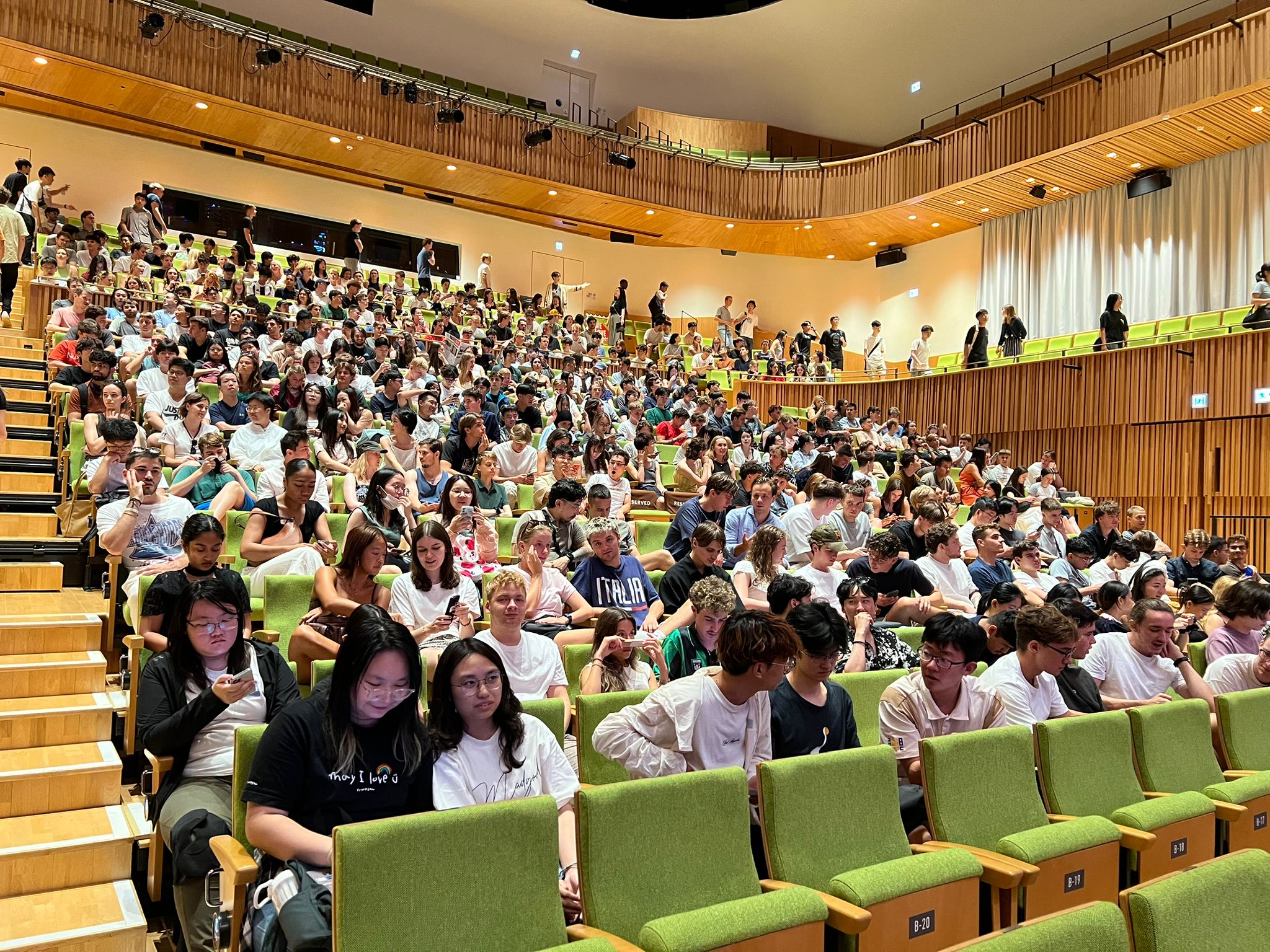 科大在秋季学期迎来了破纪录的逾550名国际交换生，上周五在逸夫演艺中心为他们举办迎新活动。