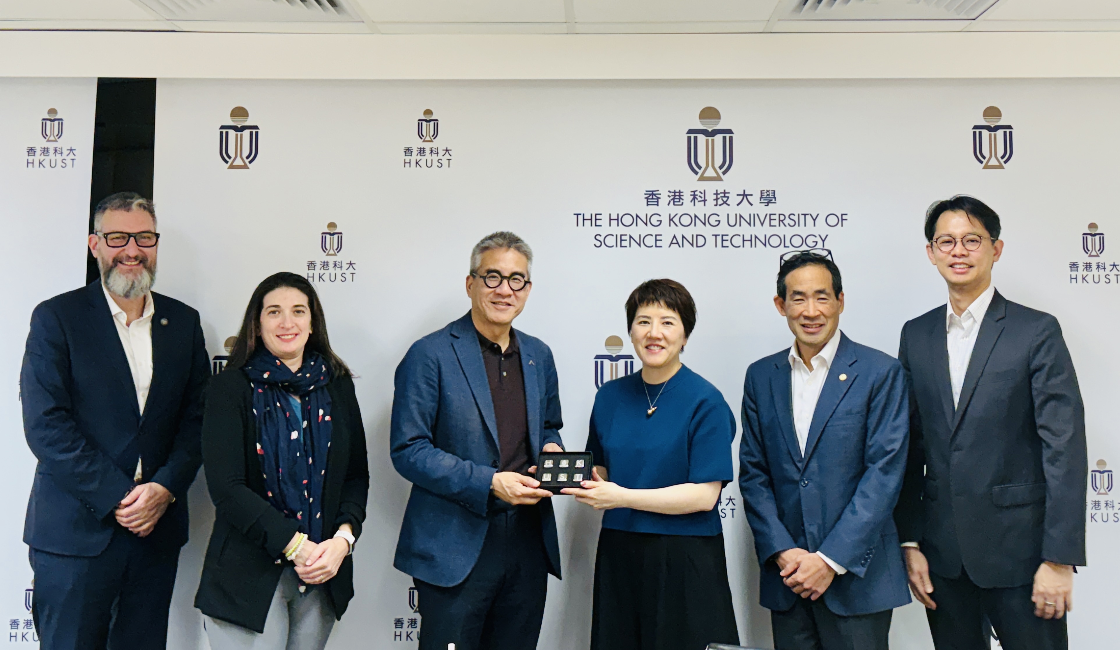 助理副校长（环球事务）吴丽萍教授（右三）、科大霍英东研究生院署理院长施毅明教授（右二）、工商管理学院副院长兼环球商业管理课程主任许达钧教授（右一），以及公共政策学部署理主任暨教授穆绮兰教授（左二），与多伦多大学副校长（国际事务）及Joseph WONG教授（左三）及协理副校长（国际合作）Alex MIHAILIDIS教授（左一）合照留念。