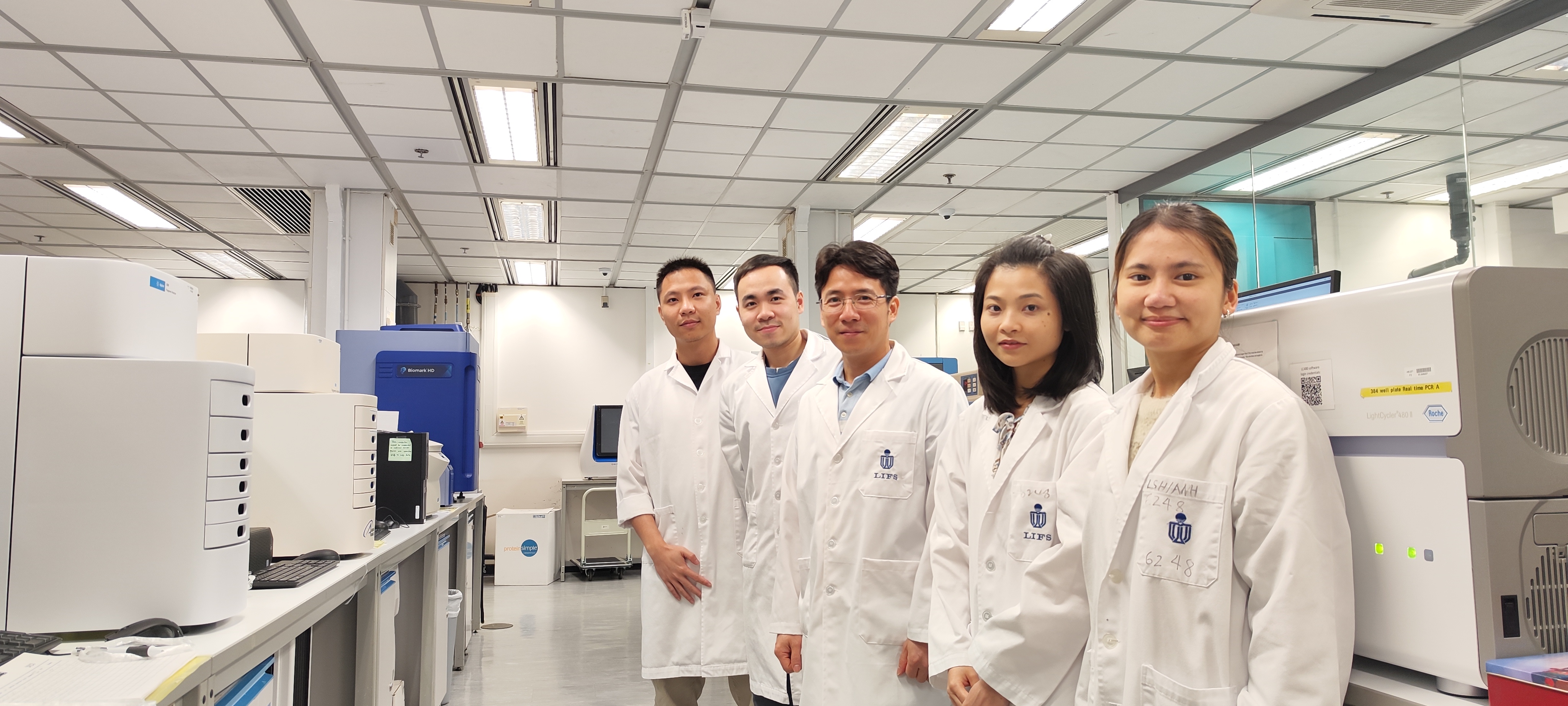 Prof. Tuan Anh NGUYEN (middle) is pictured with his lab members at HKUST, including the first author of the Nature research paper, PhD student Minh Khoa NGO (second from left). 