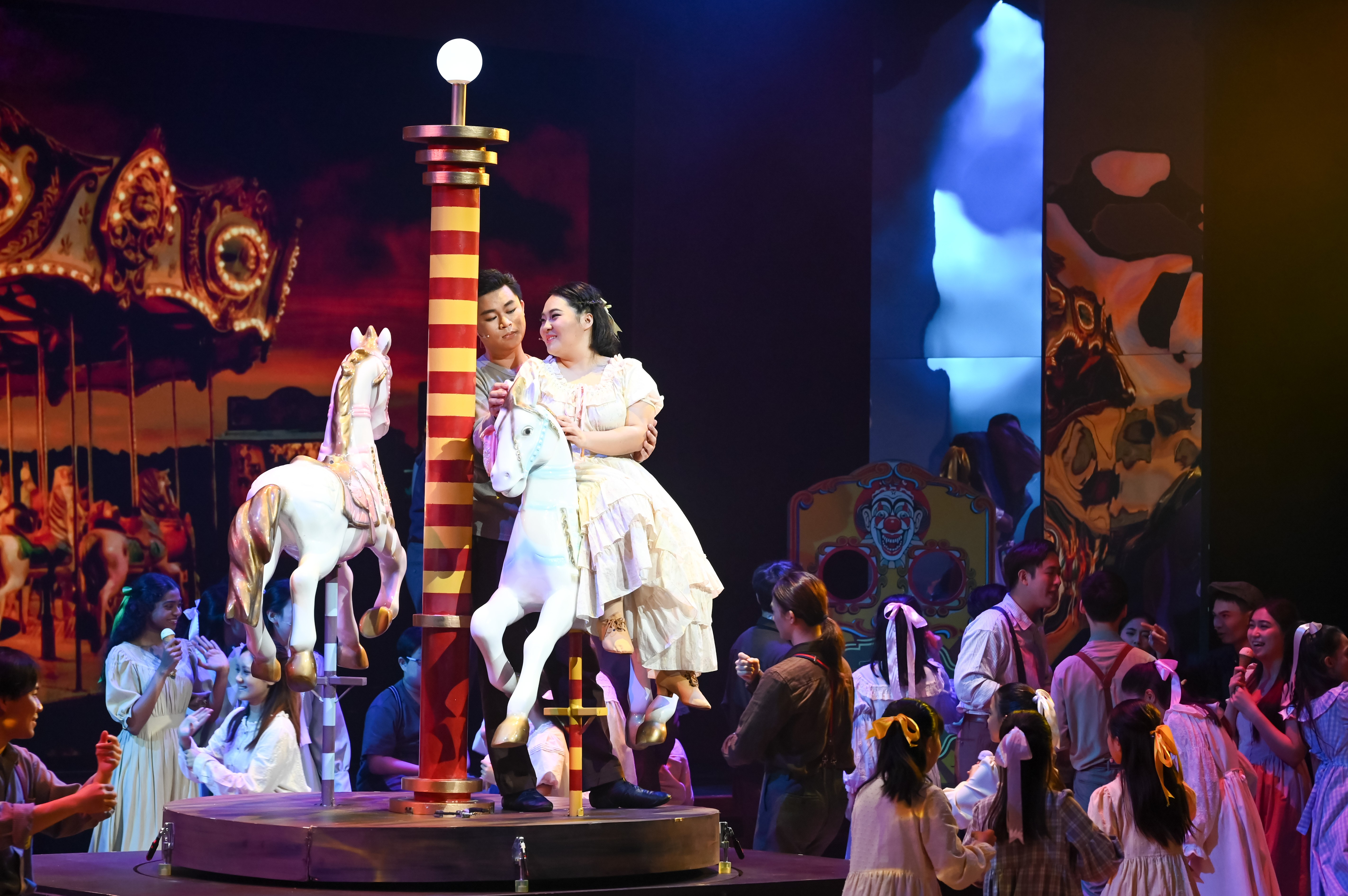 3月20日至22日，科大年度音樂劇《旋轉木馬》在逸夫演藝中心隆重上演，魔法魅力點亮舞台。	 