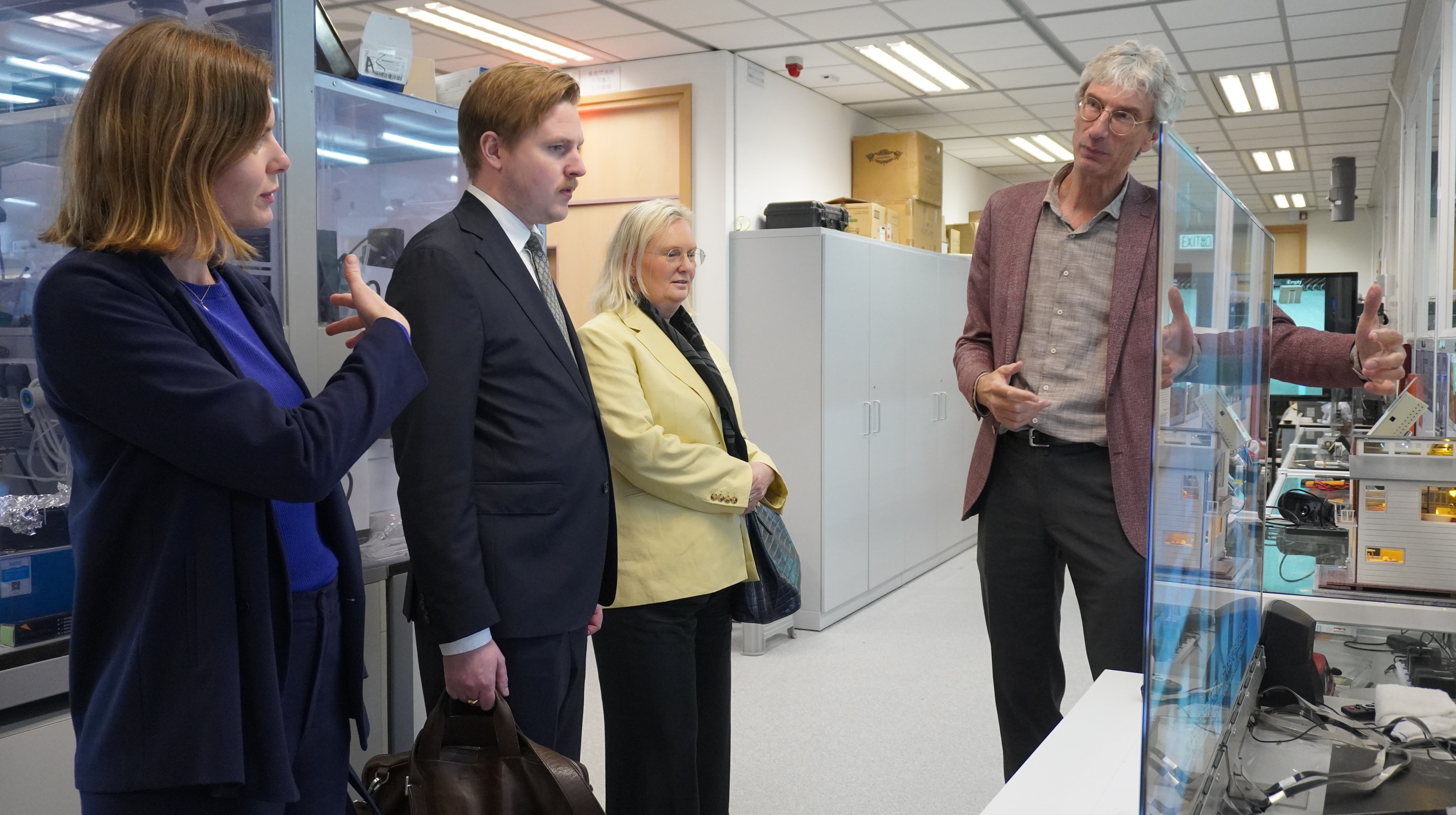 Prof. Kristiaan NEYTS, Director of State Key Laboratory of Displays and Opto-Electronics illustrated HKUST's advanced research output in display technology.