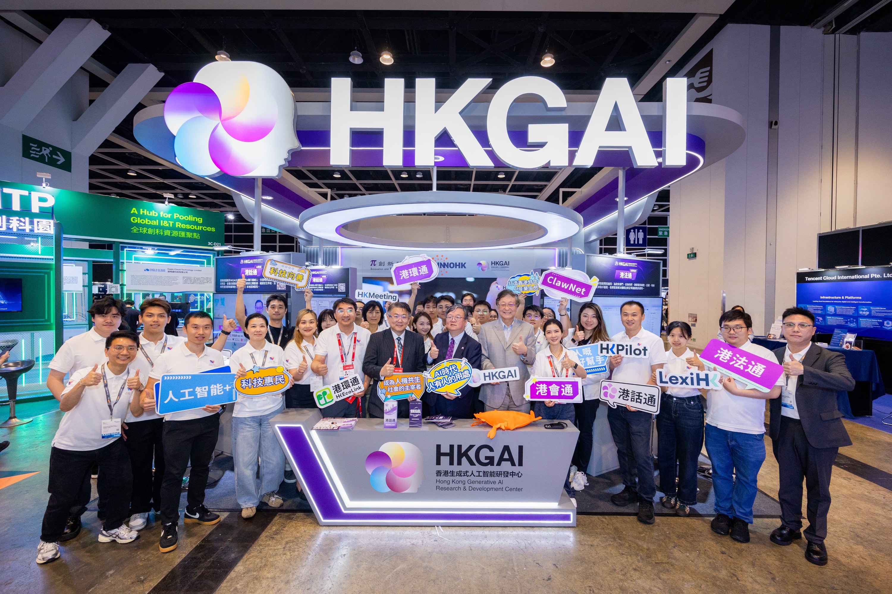 科大首席副校長、HKGAI主任郭毅可教授（前排右八）聯同一眾團隊成員合照。