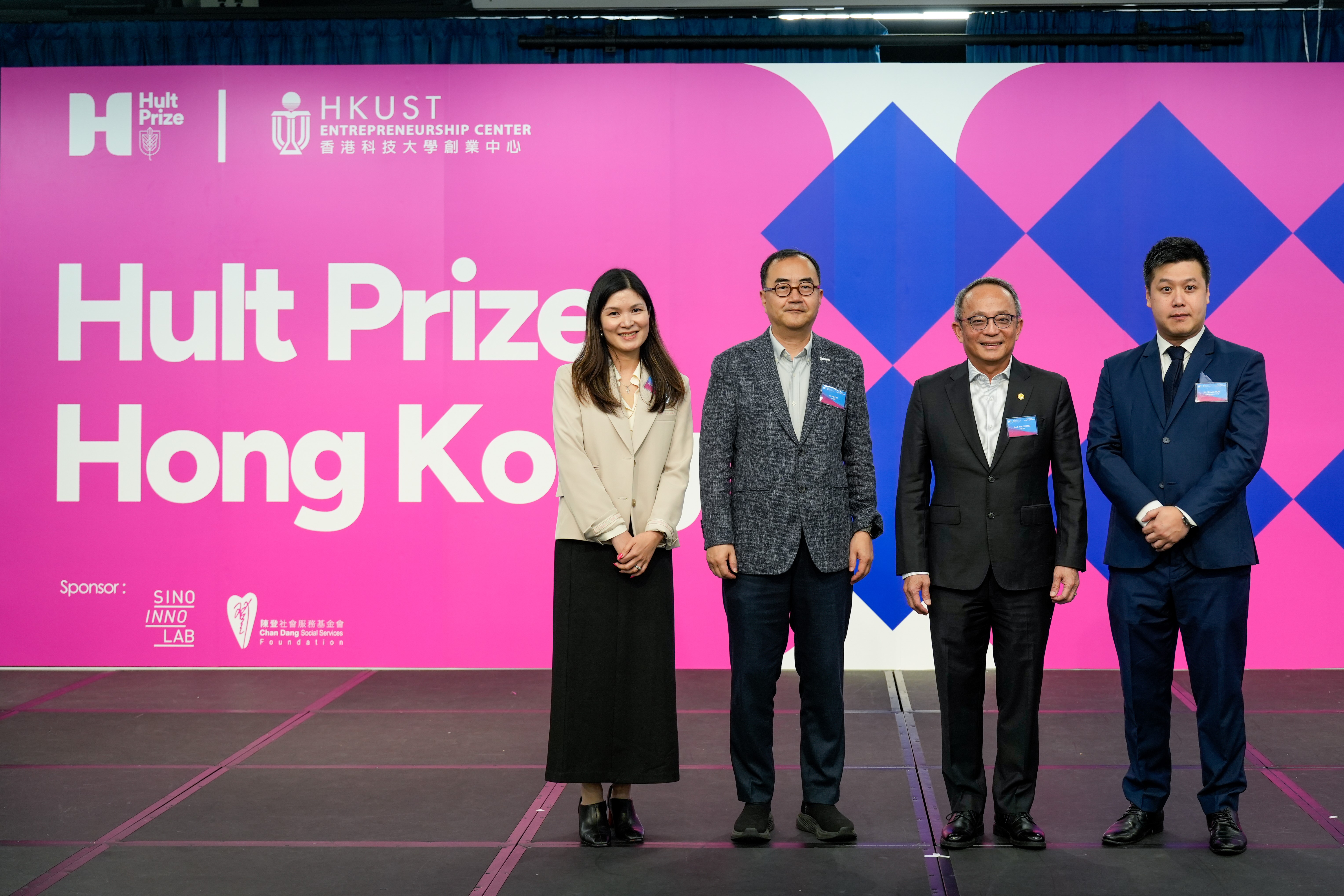 Prof. Tim CHENG, HKUST Vice-President for Research and Development (second right); Dr. KIM Shin-Cheul, HKUST Associate Vice-President for Research and Development (Knowledge Transfer) (second left); Mr. Steven HON, Hong Kong and Macau General Manager of EF and Prof. Carrie LING, Director of HKUST Entrepreneurship Center officiate at the opening of the award presentation ceremony. 
