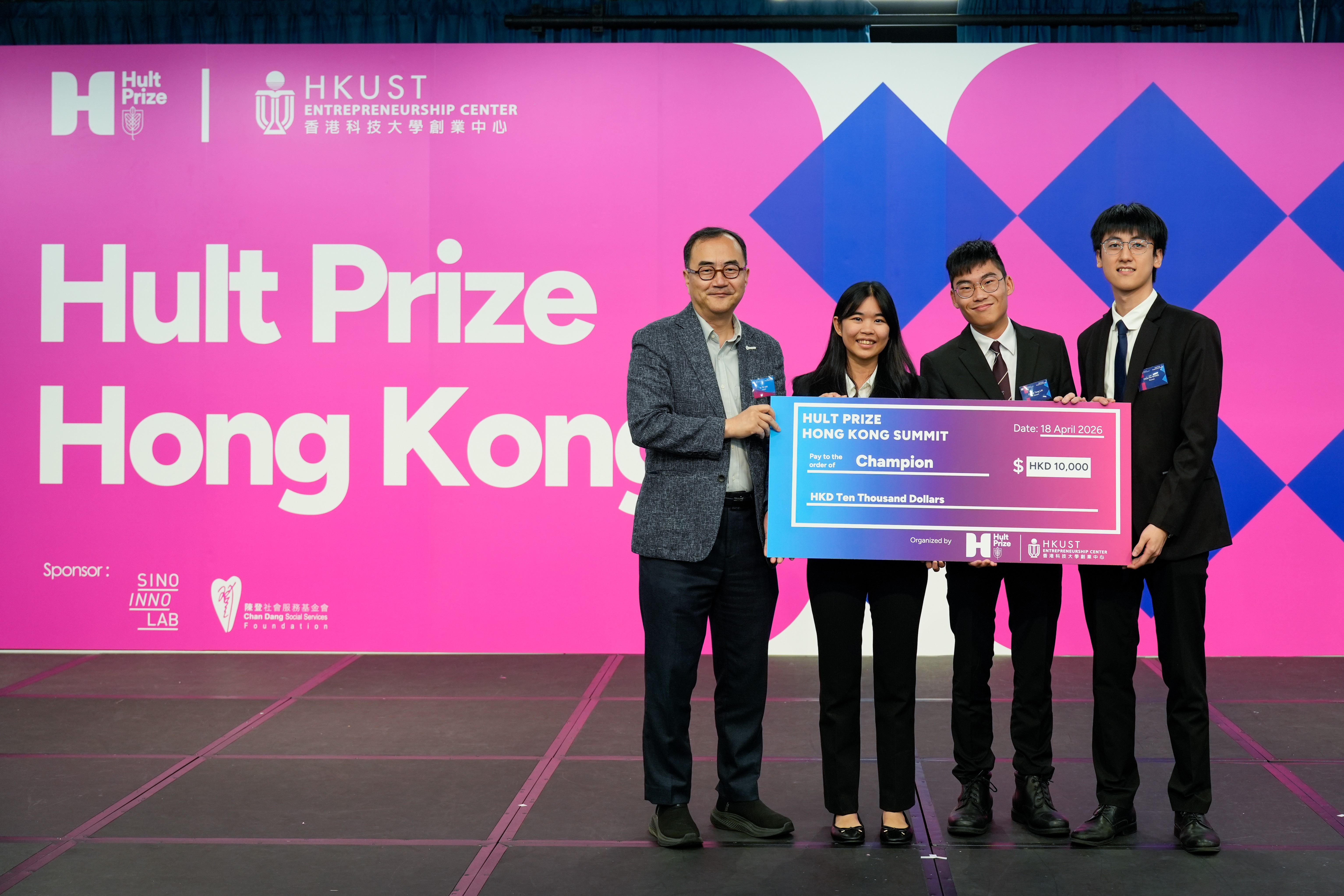 Dr. Kim Shin-Cheul, HKUST Associate Vice-President for Research and Development (Knowledge Transfer) (first left) presents the championship award to Team Thorani.