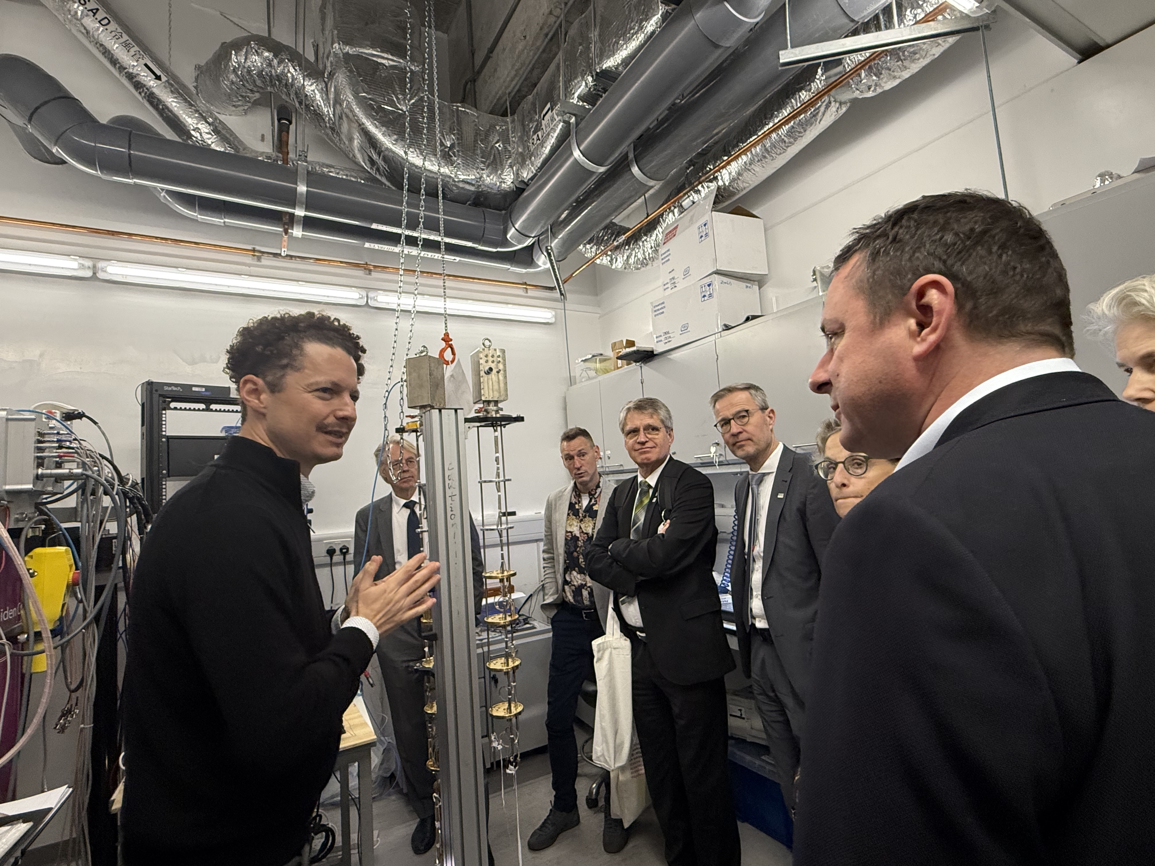 Prof. Berthold JÄCK guided a tour at the Laboratory for Quantum Matter and Microscopy.
