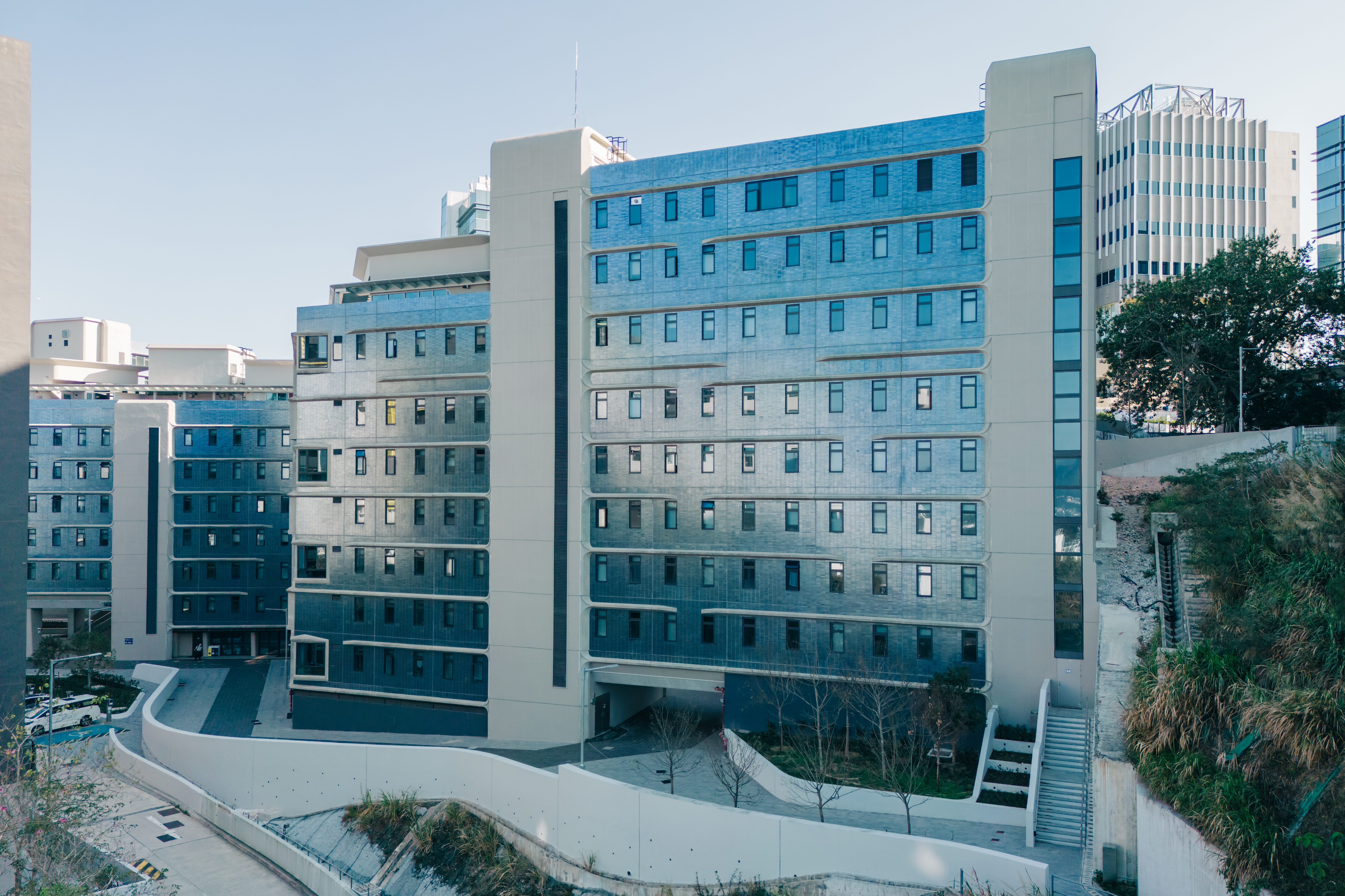 Arranged in a hexagonal layout forming four distinct terraces along the slope, the approximately 35,500-square-meter facility features multi-functional communal spaces for living, learning, recreation, and leisure, with all rooms offering open views.