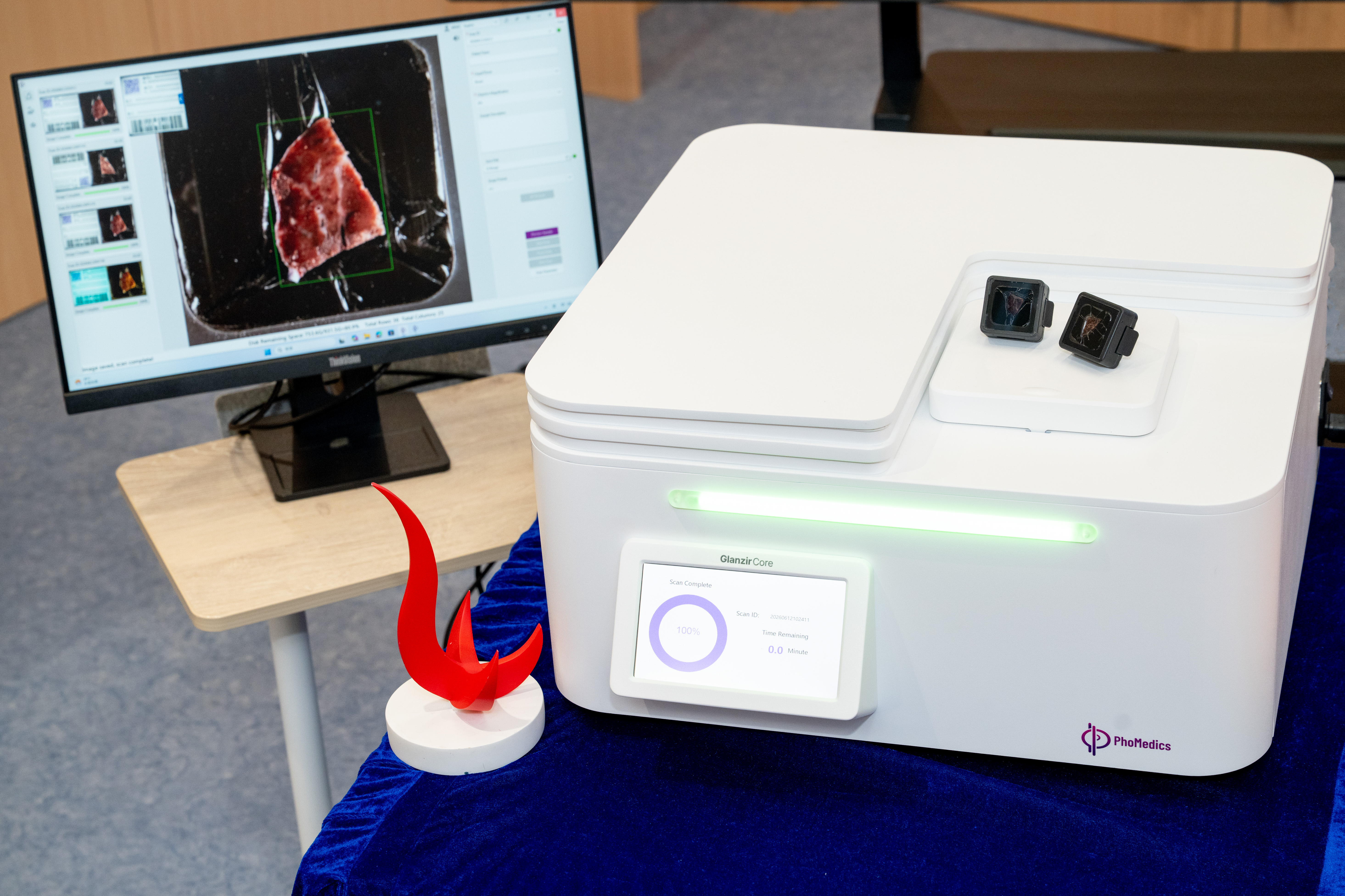 Glanzir® measures only 56 cm (L) × 56 cm (W) × 30 cm (H) and weighs 30 kg. Healthcare professionals only need to place fresh tissue samples into a dedicated holder and insert them into the system to initiate scanning.
