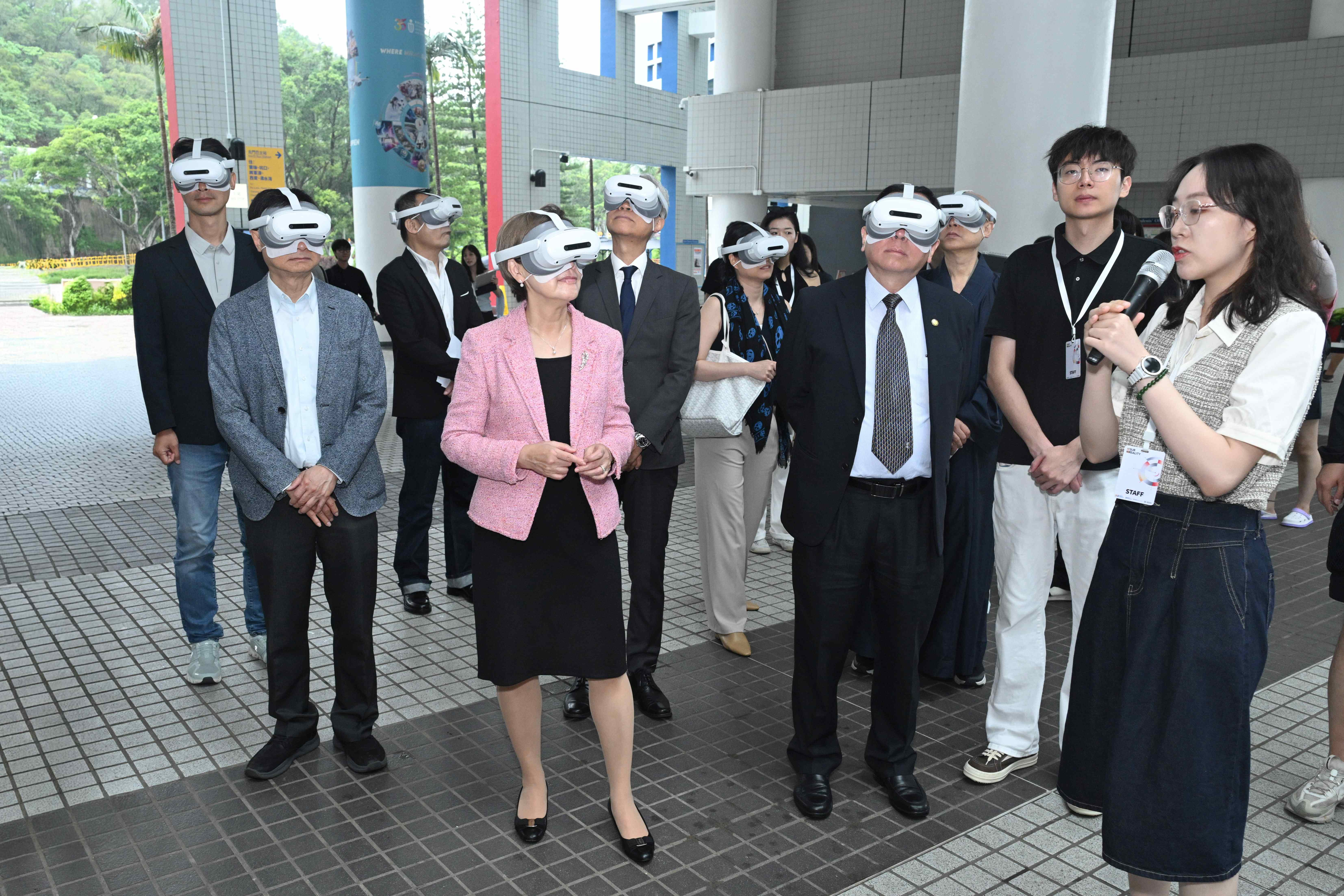 Prof. Nancy Ip (first row, second left), President of HKUST, and Prof. Lionel Ni (first row, third right), Dr. Louis NG Chi-Wa (second row, third left), Museum Director of the Hong Kong Palace Museum; Mr. KEUNG Kwok-Man (second row, second left), renowned Hong Kong director, together with other guests, viewed the MR artworks.