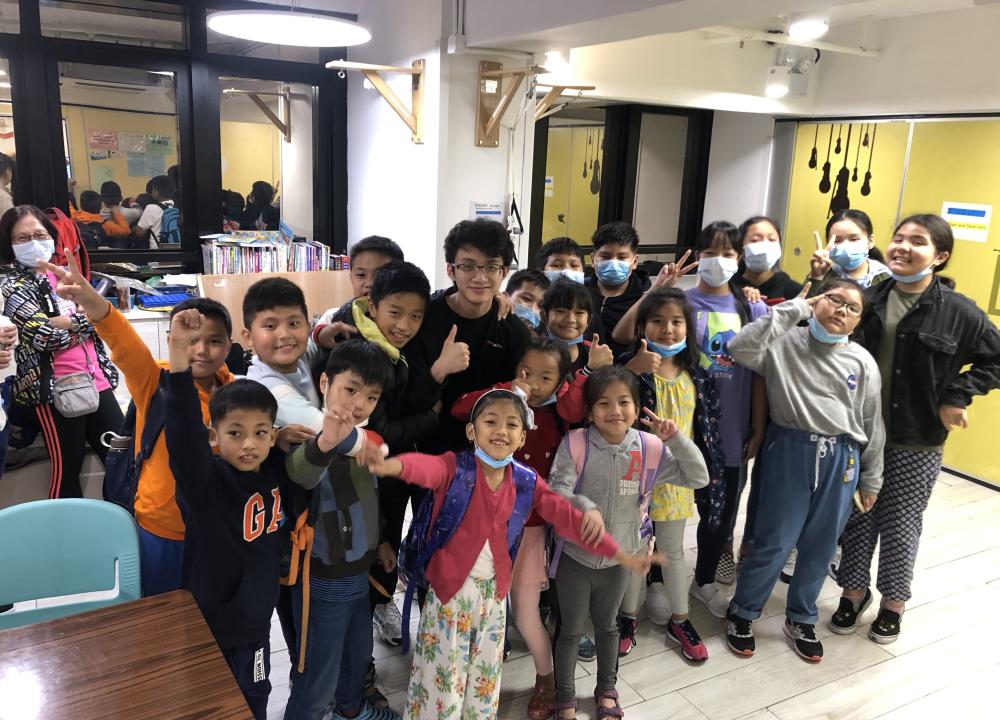 梁高浚與小學生